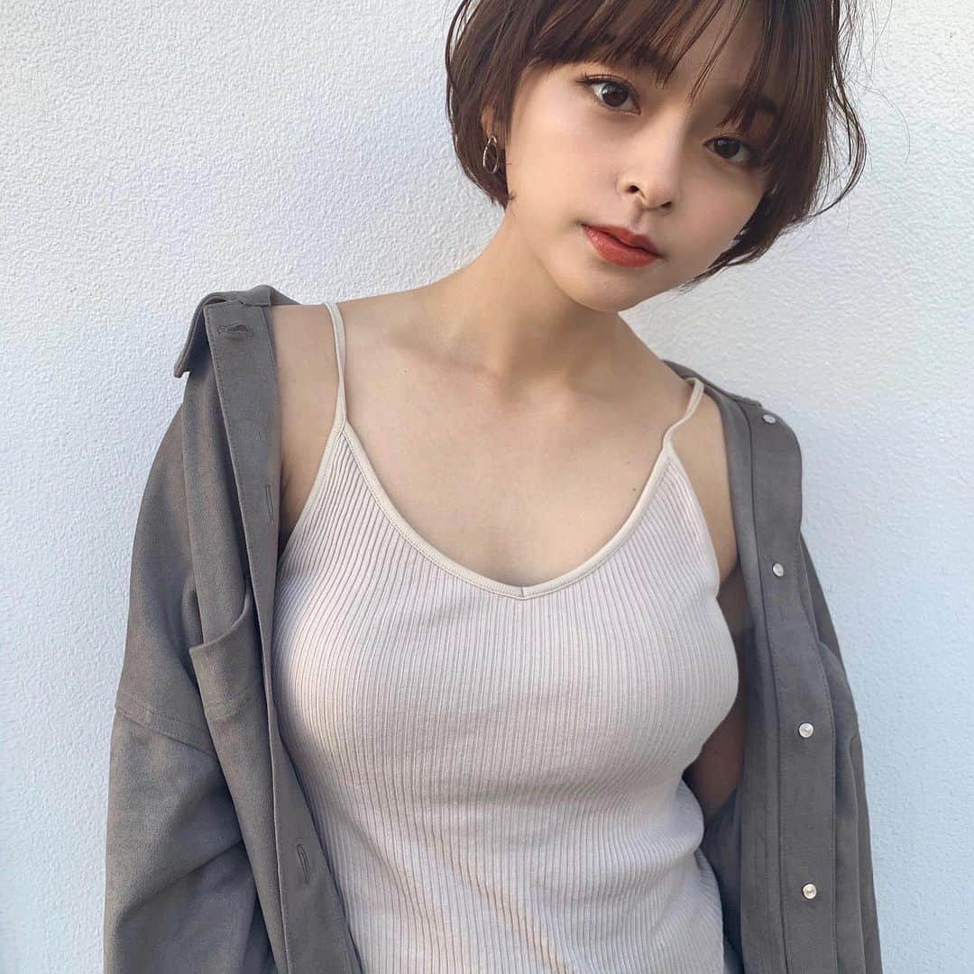 かおりのインスタグラム：「・ ・  ゆるっとラフな感じ可愛い🥰  最近撮影で 春夏の衣装をよく着る〜！  #キャミソール #ナチュラル」