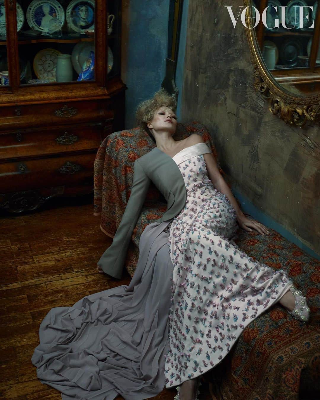 キム・ジョーンズのインスタグラム：「Inspired by a sketch of @karllagerfeld  #KateMoss wearing all @Fendi haute couture, photographed by @MertAlas & @MacPiggott and styled by @Edward_Enninful, with hair by @SamMcKnight1, make-up by @IsamayaFfrench and nails by @AdamSlee_ for the March 2021 issue of British Vogue. Special thanks to @charlestontrust @nthepburn @vncourthouse @darren.clarke.9659 @silviaventurinifendi @delfinadelettrez」
