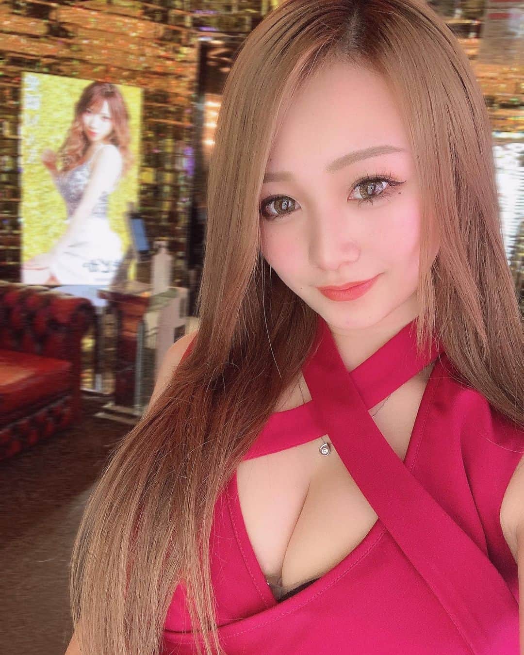 あゆぽよのインスタグラム：「詐欺りすぎて誰だよ笑  いつぶり！？のストレート出勤✨  まるちゃんが褒めてくれた🥳  明日から出勤だよーん！  ここ最近、義勇さんがカッコ良すぎて 無理なんですけど…😍  #錦 #錦3 #錦三丁目 #名古屋 #名古屋キャバクラ #キャバ嬢 #ストレート #ストレートヘア #ドレス #ピンククラウン #クラウン #クラウンアスリート #クラウンアスリート210 #セダン #セダン女子 #美容 #ダーマペン #フォトフェイシャル #やりたい #鬼滅の刃 #冨岡義勇 #冨岡義勇推し」