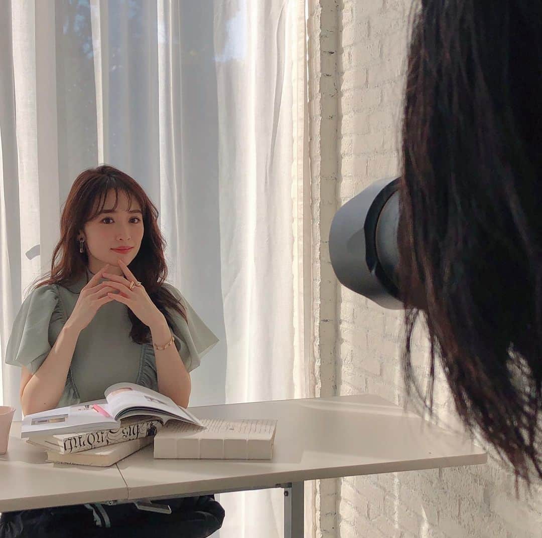 高橋里帆のインスタグラム：「今日は朝すごく寒かったですが、日差しが出るにつれ暖かくなってきました✨ 日差しが気持ち良い☺️  今日は　@bijinhyakka  の撮影で @rika_izumi_  ちゃんのヘアーメイク担当担当させて頂きました👏  透明感のある肌にうっとり🥰  ファンデいらずの肌は本当に美肌ですよね😍  #高橋里帆メイク #美人百花#泉里香　さん#透明感#美肌#寒い#日差し#メイク#ヘアーメイク#beauty #beautiful #撮影#ハウススタジオ#ファンデいらず」