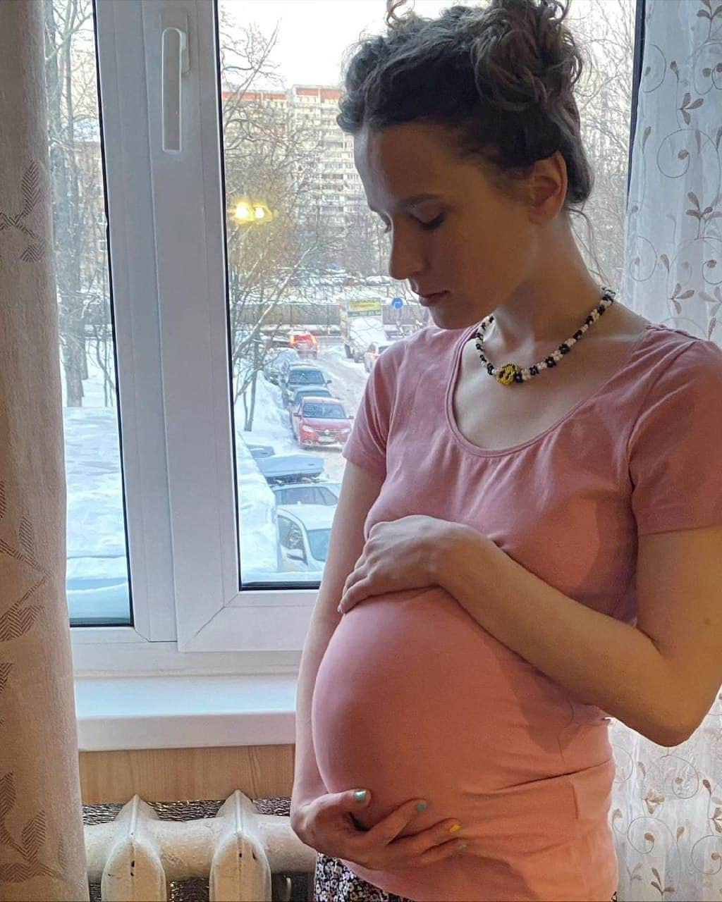 RU.TVさんのインスタグラム写真 - (RU.TVInstagram)「🤰🏼 В декабре прошлого года Монеточка вышла замуж, а сейчас певица в своём инстаграм-аккаунте опубликовала фотографию с животом и предложила выбрать имя для ребёнка. ⠀ 😍 Как ты думаешь, Монеточка действительно в положении или это всего лишь шутка? ⠀ #rutv #рутв #монеточка @monetochkaliska」1月25日 21時45分 - ru_tv