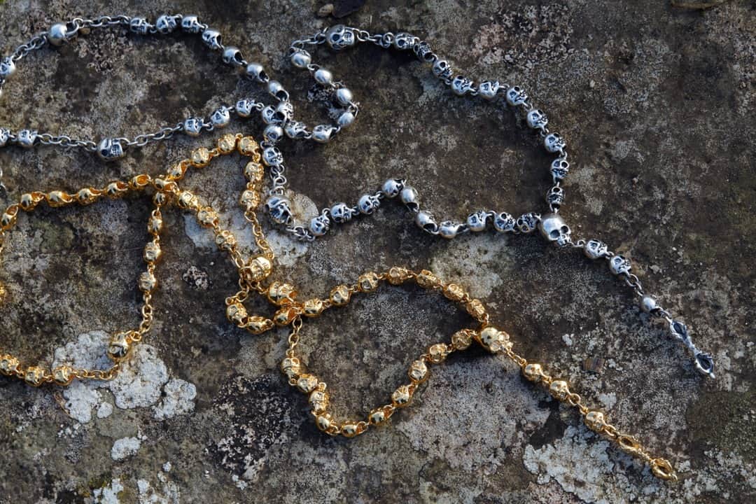 ジェイドジャガーのインスタグラム：「Signiture skull rosaries in oxidised or gold plated sterling silver. ⠀⠀⠀⠀⠀⠀⠀⠀⠀ ⠀⠀⠀⠀⠀⠀⠀⠀⠀ For enquires email the team at sales@jadejagger.com」