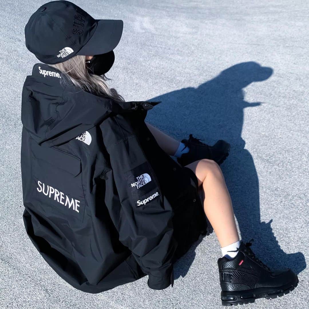 Supreme Mihoのインスタグラム：「🖤🖤🖤 ✩ "GOADOME" ✩ Goadomeが可愛いすぎてお気に入り🥰 今年1足目はSupreme🙌💕 Goadome is so cool that I like it🐰💓 The first pair of sneakers this year is supreme🙌💕 ✩ ✔️Supreme NIKE Air Max Goadome..US 6 ✔️Supreme TNF Cargo Jacket ✩  @supreme_leaks_news @dropsbyjay  @supreme__hustle @supcommunity @strictlypreme @mrbld @suptalk  #supreme #thenorthface #goadome  #supremenike #supremenorthface  #supremenewyork #supremenyc #supremejapan #supremegirl #hypeaf  #supremeteam #supremeheat #supremegoadome #supremetnf #streetstyle #streetwear #streetfashion #streetgirl #hypefeet #シュプリーム #ゴアドーム #スニーカーブーツ #airmaxgoadome #ストリートファッション #ストリート」