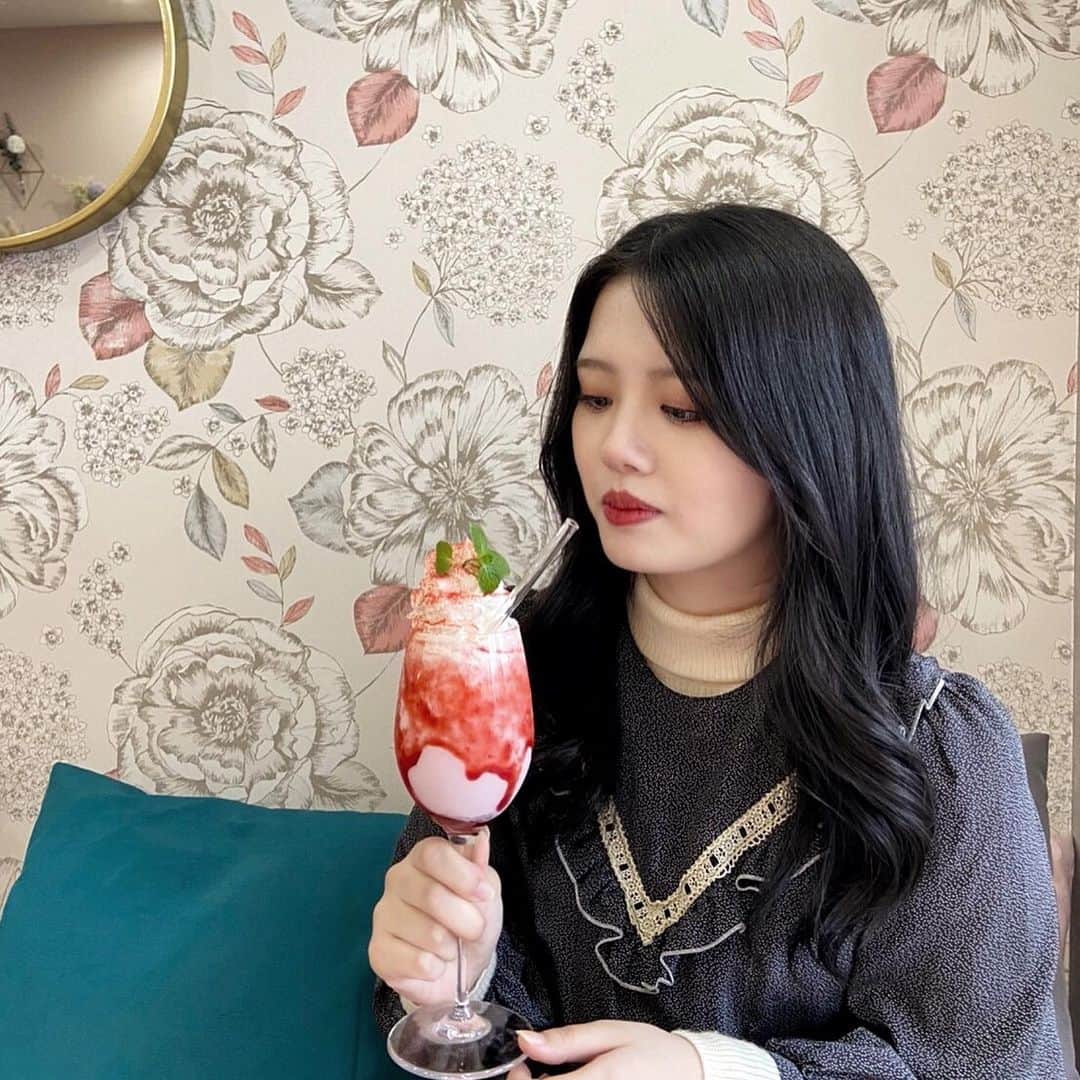 のインスタグラム：「久しぶりにカフェ活してきた！ いちごボンボンといちごシェイクを頼んだけど、 めちゃくちゃかわよい🥺🥺🥺 他にも色んな種類があったのでおすすめです〜！  #cafe17f #早稲田スイーツ #早稲田カフェ #いちごスイーツ #インスタ映えスイーツ #インスタ映え #pr」