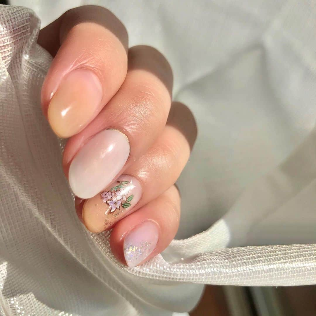 中西華菜さんのインスタグラム写真 - (中西華菜Instagram)「* 今年初ネイル💅💚 いつものようにネイルサロンスカイで かすみさんにやっていただきました！ ちょっと先取り春ネイル🌸  昔は爪の形が好きじゃなくて 割とコンプレックスだったけど 甘皮の処理と爪の整え方で こんなに見栄えが変わるのかって言うくらい 綺麗な形になりました😌🌼  誰とも被らないデザインを 求めてる方はもちろん 爪の形が好きになれない⚡️ 爪が割れやすい⚡️ などの悩みがある方には もってこいのサロンです💐💫 たーくさんのネイルサロンに 通った経験を持ってして お勧めできる場所です🎀🔑  💅 @nailsalonsky  👩🏼 @nailsalonsky_kasumi   #ネイルサロンスカイ #ネイル #ネイルサロン #nails #nailsalon #nailsalonsky #ネイルデザイン #美容記録 #モデル #model #パラレルワーカー #ca #キャリアアドバイザー #就活支援 #就職活動 #転職支援 #就職支援 #中西華菜 #kananakanishi #ファッション #美容 #ショートヘア #ショート女子 #ゴルフ女子」1月25日 20時12分 - kananakanishi