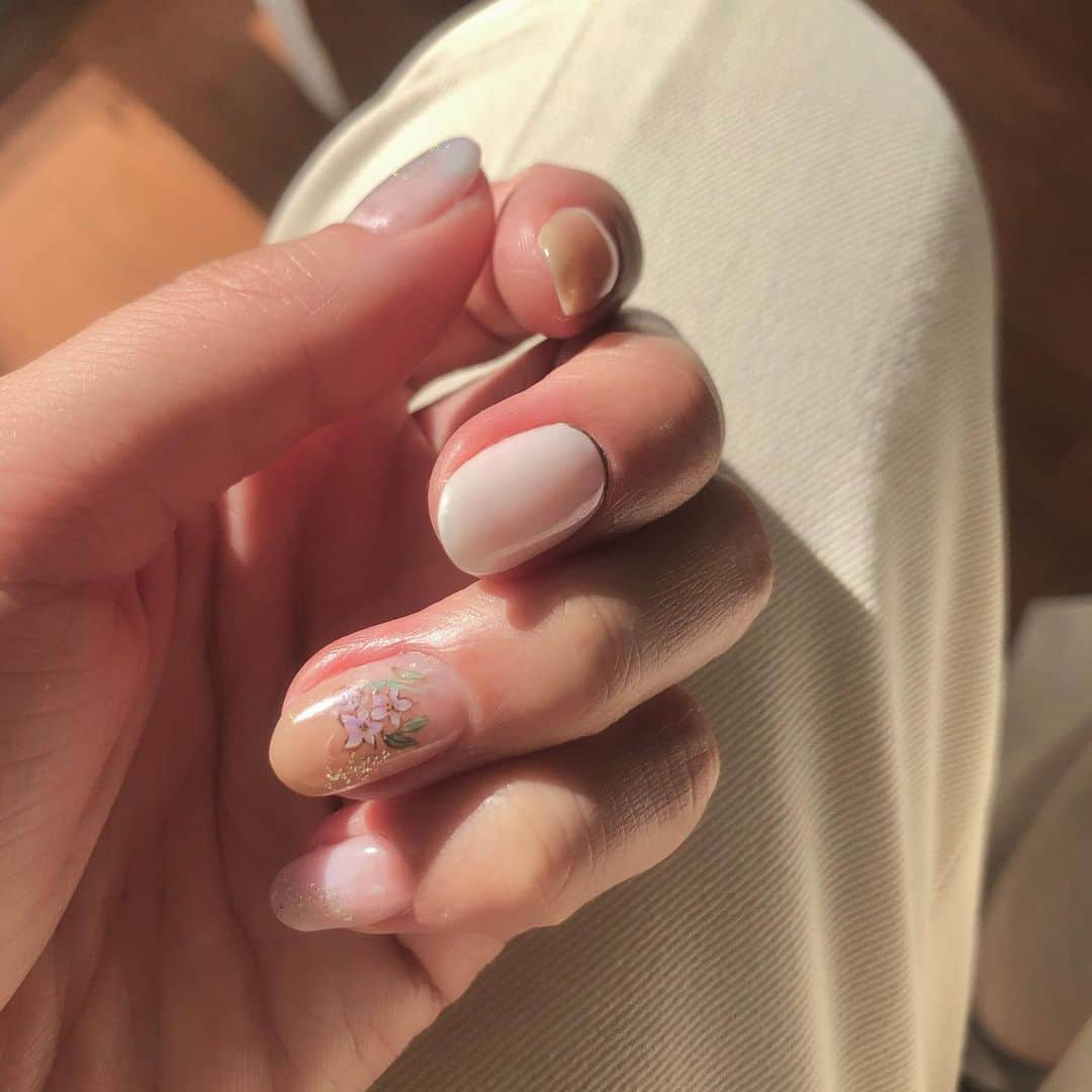 中西華菜のインスタグラム：「* 今年初ネイル💅💚 いつものようにネイルサロンスカイで かすみさんにやっていただきました！ ちょっと先取り春ネイル🌸  昔は爪の形が好きじゃなくて 割とコンプレックスだったけど 甘皮の処理と爪の整え方で こんなに見栄えが変わるのかって言うくらい 綺麗な形になりました😌🌼  誰とも被らないデザインを 求めてる方はもちろん 爪の形が好きになれない⚡️ 爪が割れやすい⚡️ などの悩みがある方には もってこいのサロンです💐💫 たーくさんのネイルサロンに 通った経験を持ってして お勧めできる場所です🎀🔑  💅 @nailsalonsky  👩🏼 @nailsalonsky_kasumi   #ネイルサロンスカイ #ネイル #ネイルサロン #nails #nailsalon #nailsalonsky #ネイルデザイン #美容記録 #モデル #model #パラレルワーカー #ca #キャリアアドバイザー #就活支援 #就職活動 #転職支援 #就職支援 #中西華菜 #kananakanishi #ファッション #美容 #ショートヘア #ショート女子 #ゴルフ女子」