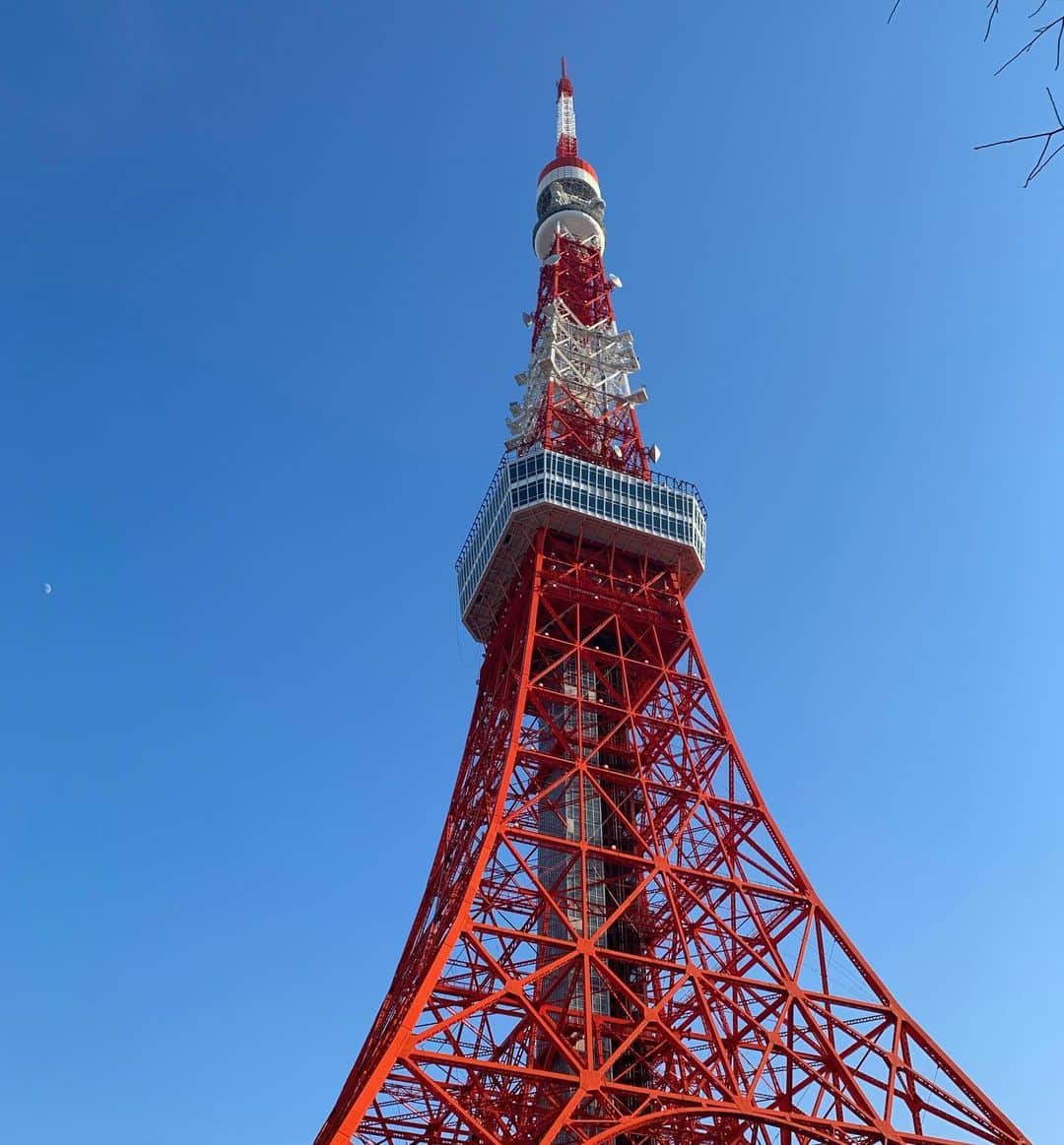 結城さなえさんのインスタグラム写真 - (結城さなえInstagram)「東京タワー❤︎  #オーディション　の帰りに役者仲間と #お参り　してきました #パワースポット  #月　も出てた #いつみても #美しい #裏から見ても美しい  #東京タワー #タワー大神宮　に #太陽　がまっすぐ降り注ぐ時間 #最高 #初詣 #素晴らしい年になりますように #tokyo #tokyotower」1月25日 20時13分 - yuukisanae