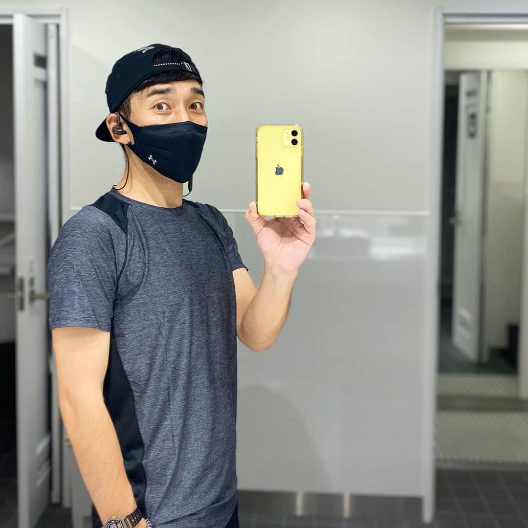 のインスタグラム：「ジムに通い始めたのが去年の9月。1枚目が去年の10月で2枚目が現在。体の向きでめちゃくちゃ誤魔化されてるけど、この歳になっても少しずつ自分が変わっていくのを感じられるのはうれしい。コロナ禍の中で内面も少しずつ変化しているとおもう。もちろん良い方に。心と体はつながっていることを実感する毎日。自分で自分に喝を入れて、自分で自分を褒めて、自分で自分を支えていかないとね。いつか来る、その時に向けて準備をするのだ。  #フォローワー減るやつ #百も承知 #joyfit  #ザバス」