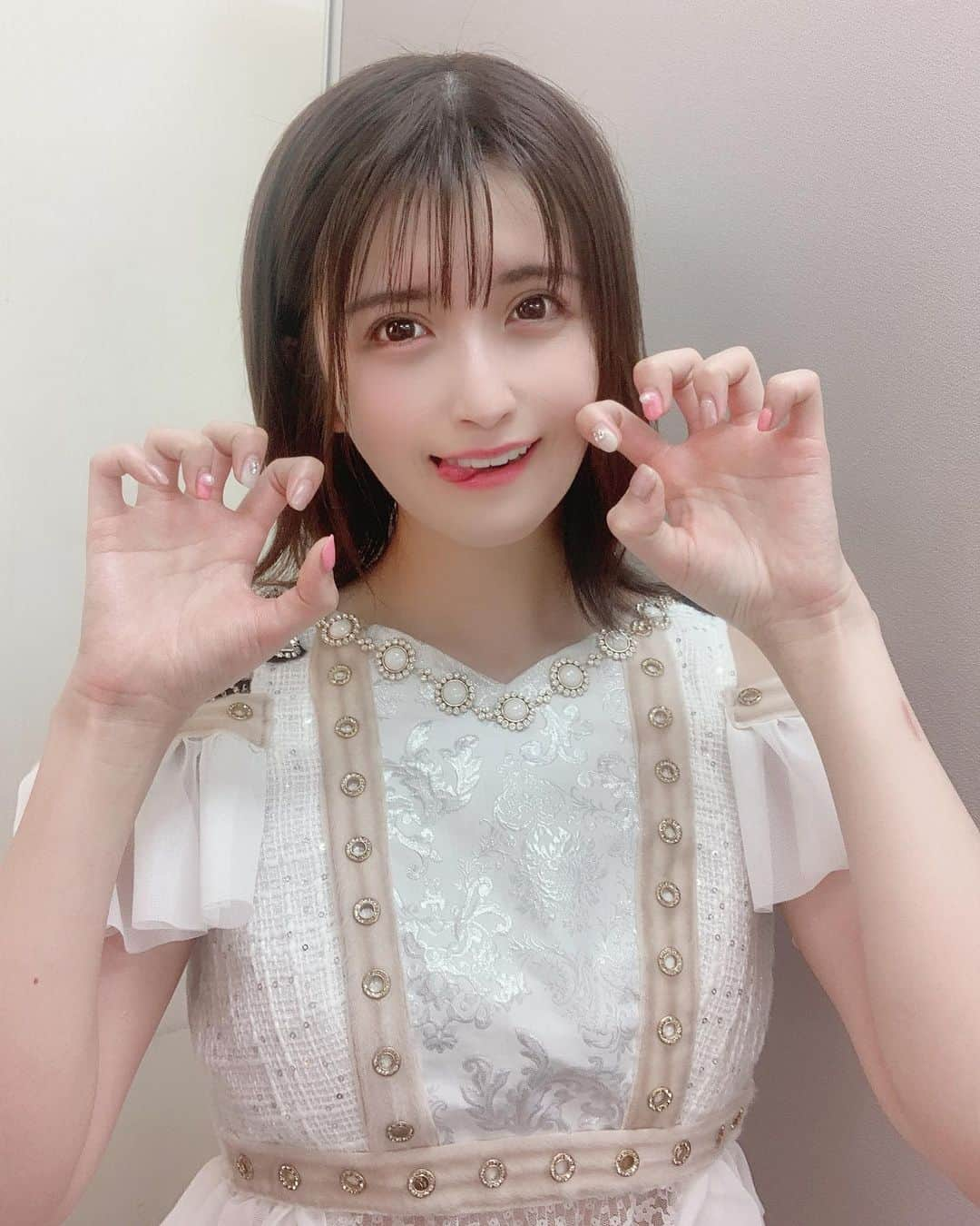 佐倉みきさんのインスタグラム写真 - (佐倉みきInstagram)「いろんなぽんっ🧸 笑顔がイチバン？🐶  #アイドル　#smile #笑顔　#衣装　#かわいい　#costume #グレージュ　#アッシュ　#白　#メイク　#make #girl #写真」1月25日 20時15分 - sakura_miki96