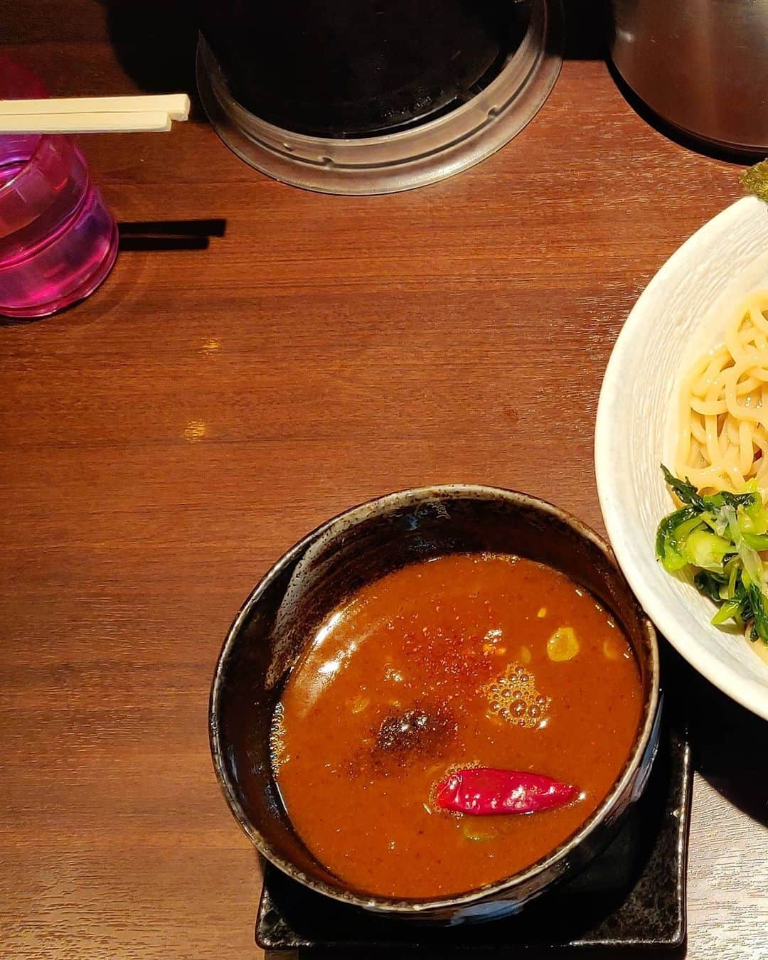 つけMen野郎のインスタグラム：「カレーつけ麺(辛口) 麺屋 金獅子 行徳を見直す2021。よしすけ行ったら満員で待ちそうだったので金獅子行ったら外待ちだった!!日曜昼の行徳ラーメン屋人気！ってなわけで、約6年振りの金獅子はカレーつけ麺。交通量の多いバイパス通りは、ラーメン街道なんて呼ばれてたっけ。お客さんが昼過ぎまで回ってる。 さて、カレーつけ麺ですが、これが驚くくらいにカレーのつけ汁がうまい！とてもスパイシーな辛味と旨味があり、あの麺屋永吉をふと思い出すような、しっかりスパイシーなカレーつけ汁でかなり好き。そこにモチモチな麺と、外カリっ中トロなチャーシューもいい。敢えて言うなれば、つけ汁がもっと熱々だと嬉しいが、これはまた食べたいつけ麺だった。またつけ麺食べに来ようっと。」