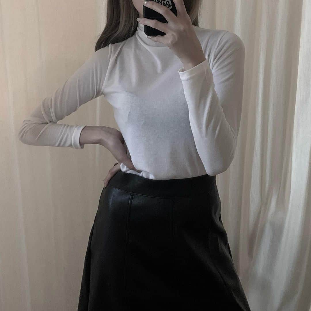 舞木香純のインスタグラム：「明日1/26 EMMAの販売start…！ なんと購入者全員特典もあります❤︎  お楽しみに〜☺︎」