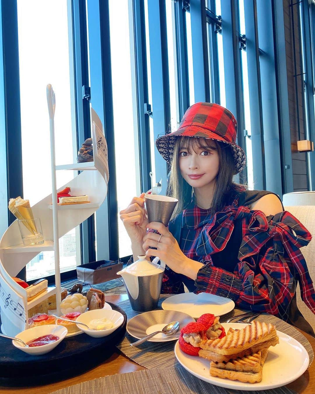 得あゆさんのインスタグラム写真 - (得あゆInstagram)「珍しくインスタグラマーっぽいでしょ☕️ ワクワク女子会❤️ #アフタヌーンティー #インスタ映え #女子会 ・ クリスマス前で真っ赤っかでした❤️ (去年の12月の写真) ・ ・ ・ ・ ・ ・ ・ ・ ・ ・ ・ ・ ・ ・ ・ ・ ・ ・ ・ ・ ・ #お茶#デザート#おやつ#ランチ#お昼ごはん#スイーツ#クリスマス#コンラッド大阪#大阪カフェ#大阪グルメ#大阪ランチ#大阪スイーツ#カフェ#カフェ巡り#ダイエット#グルメ#食べ歩き#大人可愛い#オトナ女子#チェック#帽子#お洒落カフェ#ホテル#afternoontea#breakfast#sweets#japanesefood」1月25日 20時27分 - tokuayu819