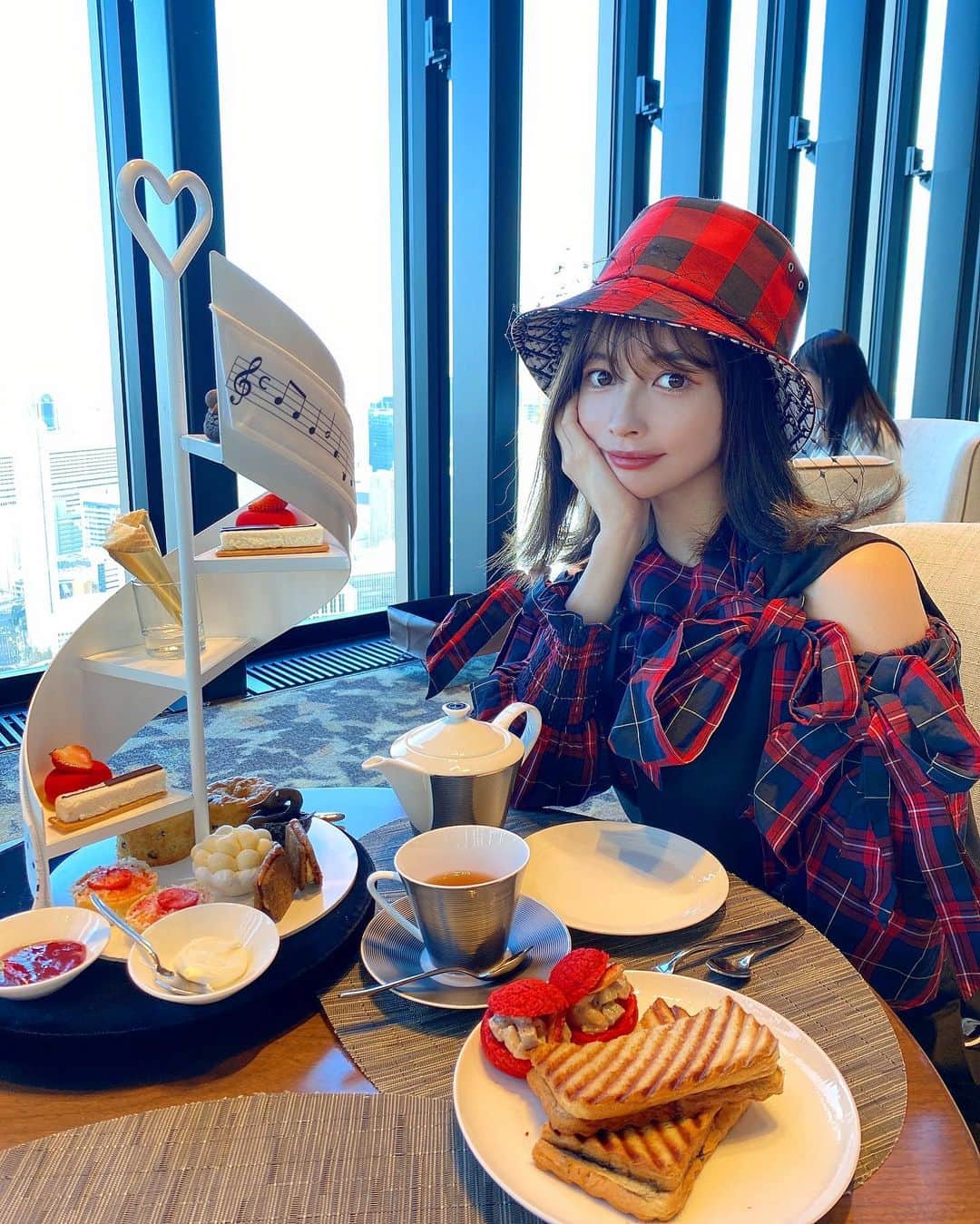 のインスタグラム：「珍しくインスタグラマーっぽいでしょ☕️ ワクワク女子会❤️ #アフタヌーンティー #インスタ映え #女子会 ・ クリスマス前で真っ赤っかでした❤️ (去年の12月の写真) ・ ・ ・ ・ ・ ・ ・ ・ ・ ・ ・ ・ ・ ・ ・ ・ ・ ・ ・ ・ ・ #お茶#デザート#おやつ#ランチ#お昼ごはん#スイーツ#クリスマス#コンラッド大阪#大阪カフェ#大阪グルメ#大阪ランチ#大阪スイーツ#カフェ#カフェ巡り#ダイエット#グルメ#食べ歩き#大人可愛い#オトナ女子#チェック#帽子#お洒落カフェ#ホテル#afternoontea#breakfast#sweets#japanesefood」