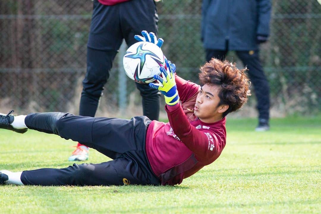 伊藤元太のインスタグラム：「始動しました。 今年もよろしくお願いします！ #visselkobe #reusch」