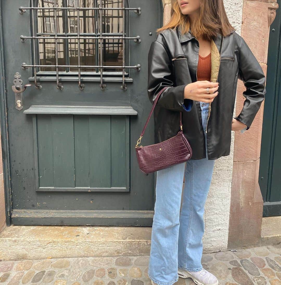 サクラ・キルシュさんのインスタグラム写真 - (サクラ・キルシュInstagram)「🕰♣️🎻  バーゼルの旧市街。素敵な古い建物がいっぱいです。🌆 . ootd <3  leather jacket: thrifted  top + purse: @sheingermany  jeans: @brandymelvilleeu  . #baselcity #basel #halfjapanese #halfgerman #ootd #ootdfashion #ootdstyle #ootdinspiration #ootdinspo #japanesegirl #stadt #switzerland #baselstadt #altstadt」1月25日 20時23分 - sakura_kirsch