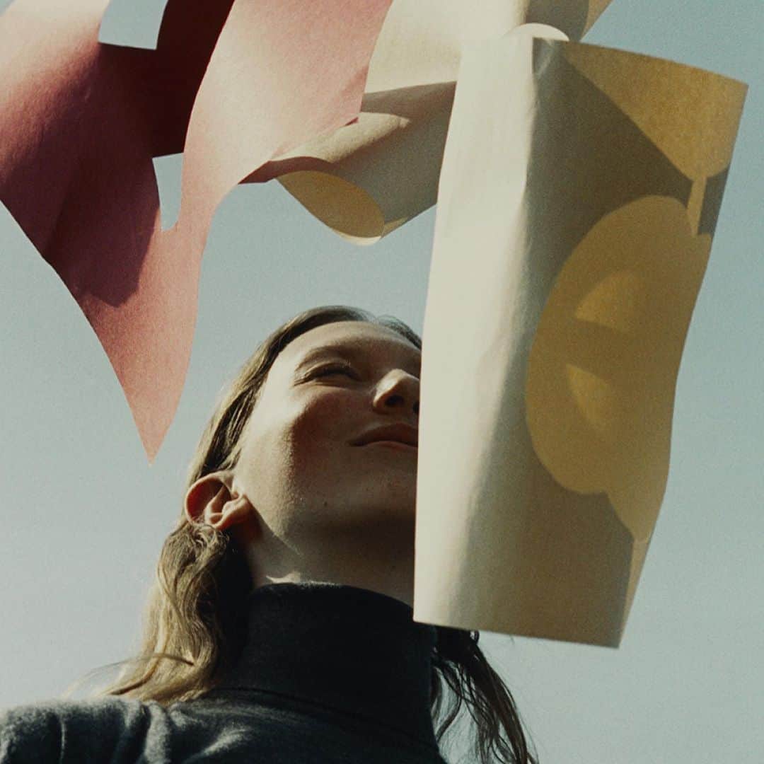 Fashion Headlineのインスタグラム：「ザ・ロウ（ @therow ）のポップアップが、銀座三越 本館1階 ザ・ステージにて、2月9日まで開催中です。  今回のポップアップでは、ブランドのシグネチャーバック「マルゴー（MARGAUX）」をはじめ、ミニマルで上質なレディトゥウェア、ハンドバック、シューズのフルラインアップを展開。  さらに、「メイドトゥオーダー（Made to Order）サービス」として、エキゾチックレザーを使用したマルゴーのカスタマイズサービスも実施しています。  また、ポップアップスペースには、デザイナー、アシュリー・オルセンとメアリー＝ケイト・オルセンの愛する希少なヴィンテージファーニチャーが配されており、アイテムだけでなく空間スタイリングからも、ザ・ロウのエレガンスが存分に感じられます。  会場に訪れた際には、こちらもぜひチェックしてみて。  check☞ @fashionheadlinejpn website fashion tab  ザ・ロウのポップアップが銀座三越で開催、ウェアやバッグなどのフルラインアップにカスタム受注も https://www.fashion-headline.com/article/66251  THE ROW 銀座三越 ポップアップストア 会期：1月20日〜2月9日 会場：銀座三越 本館1階 ザ・ステージ 住所：東京都中央区銀座4−6-16 時間：10:00～19:00 ※施設HP等を要確認 TEL：03-3562-1111（大代表）」