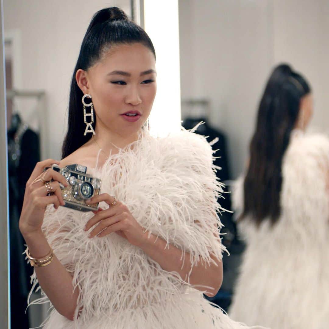 Vogue Taiwan Officialさんのインスタグラム写真 - (Vogue Taiwan OfficialInstagram)「#VogueFashionNow 週末應該很多人在追《璀璨帝國》吧！主要富豪陣容有台灣裔貴婦Christine Chiu、日俄混血名媛Anna Shay、新加坡富二代Kane Lim、科技千金Jaime Xie、白手起家女強人Kelly、知名DJ Kim Lee、Cherie Chan和韓裔模特兒Kevin。  這部2021年首個實境秀節目以南加州為基地，講述的是一群亞裔美國富豪們奢華生活的故事，它被稱作是熱門電影《瘋狂亞洲富豪》與影集《日落豪宅》的綜合版，讓影迷們感受一下富豪們的富裕生活，同時也帶出他們面對親情、友情與愛情問題的處事方式。  VOGUE為你整理好帳號了，你最喜歡哪個演員呢？  @christine_chiu88 @annashay93 @cherieofficial @jaimexie @kimlee @kevin.kreider @kellymili @kanelk_k @blingempirenetflix   #BlingEmpire  🖋 #itstifflu」1月25日 20時25分 - voguetaiwan
