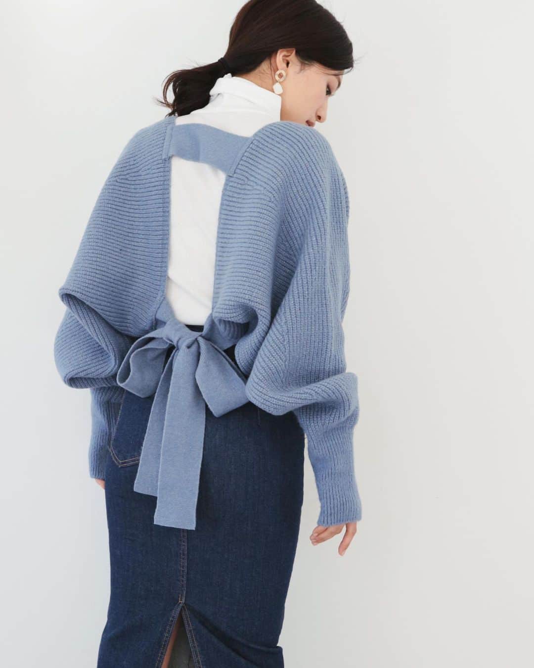 デュラスアンビエントのインスタグラム：「JANUARY NEW ARRIVAL ▫️ 𝗕𝗮𝗰𝗸 𝗥𝗶𝗯𝗯𝗼𝗻 𝗗𝗲𝘀𝗶𝗴𝗻 𝗖𝗮𝗿𝗱𝗶𝗴𝗮𝗻 〈Beige,Blue〉  バックリボンがアクセントになったデザインカーディガン。 ゆるっとしたドルマンスリーブとバックリボンが抜け感と女っぽさをプラス。 コーデに取り入れるだけで大人のリラクシーコーデが完成します。 背中開きになっているので、合わせるインナーによって雰囲気も変わり、春のスタイリングを重たく見せない柔らかなベージュとブルーの２色で揃えました。  ▫️ 𝗣𝗲𝗻𝗰𝗶𝗹 𝗱𝗲𝗻𝗶𝗺 𝘀𝗸𝗶𝗿𝘁 〈Indigo〉S/M 深みのあるインディゴカラーはキレイめなスタイリングともマッチ。 明るいベージュのステッチは生地とコントラストをつけ、縦線を強調して切り替えたデザインは美しいラインをより強調してくれます。 バックポケットはアクセント、深く入ったスリットで足さばきも楽に。 タイムレスに活躍できる合わせやすさに、ほんのりセクシーなエッセンスを加えたユーティリティなスカートです。  _____________________________________ www.ambient-online.com @ambientofficial @ambient_ariake @ambient_yurakucho @ambient.opa #アンビエント#ambient_official  #coordinate #styling #21SS #chic」