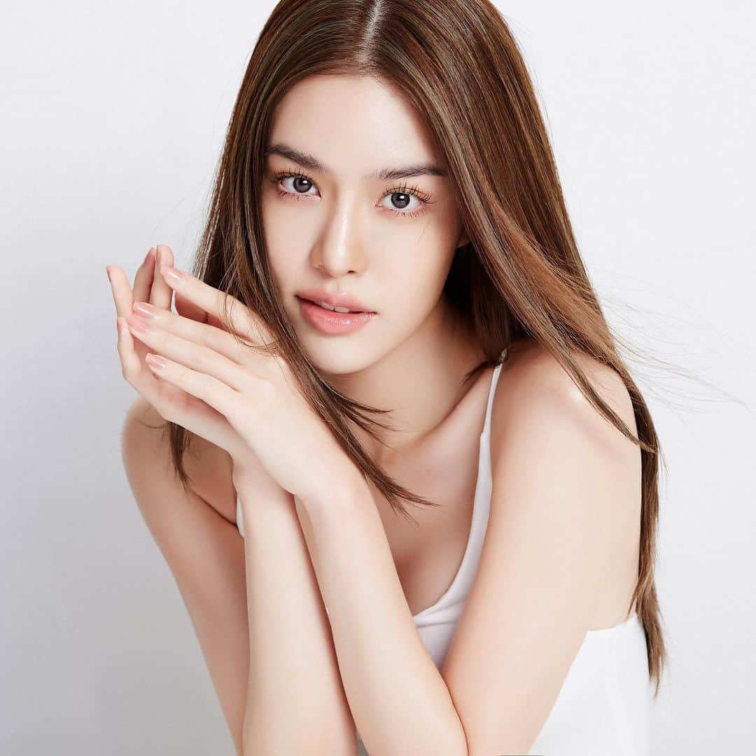 グレース＝カンクラオのインスタグラム：「My glam team @minddmakeup @komkiss_hairstylist @s.spritenarakza @aofphotos @umarangsee Special thanks @maisonmarkthawin ถามเยอะมากว่าทำสีผมที่ไหน >> @maisonmarkthawin นะค้า」