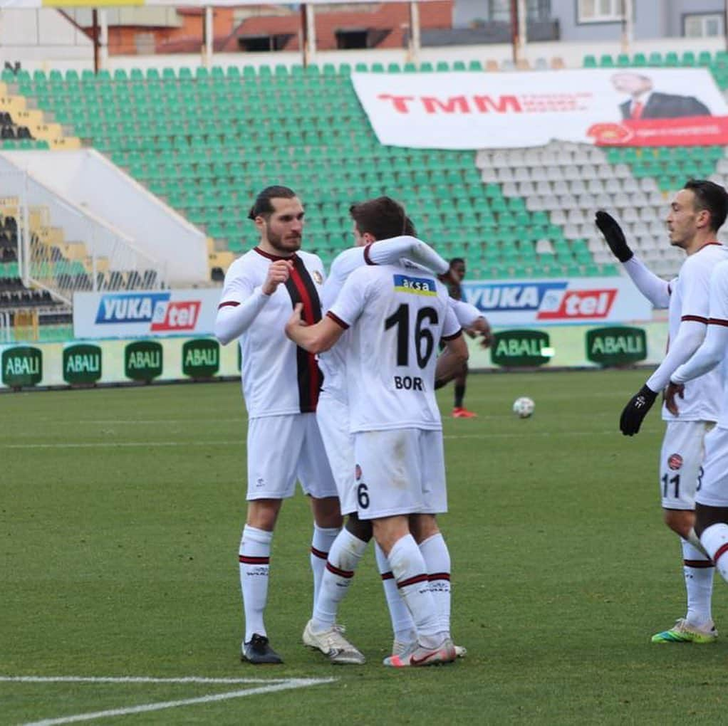 ファビオ・ボリーニさんのインスタグラム写真 - (ファビオ・ボリーニInstagram)「It was important to bounce back with a win!!! +3 keep them coming! 🥊 @karagumruk_sk ⚽️❤️🖤」1月25日 20時37分 - fabh29