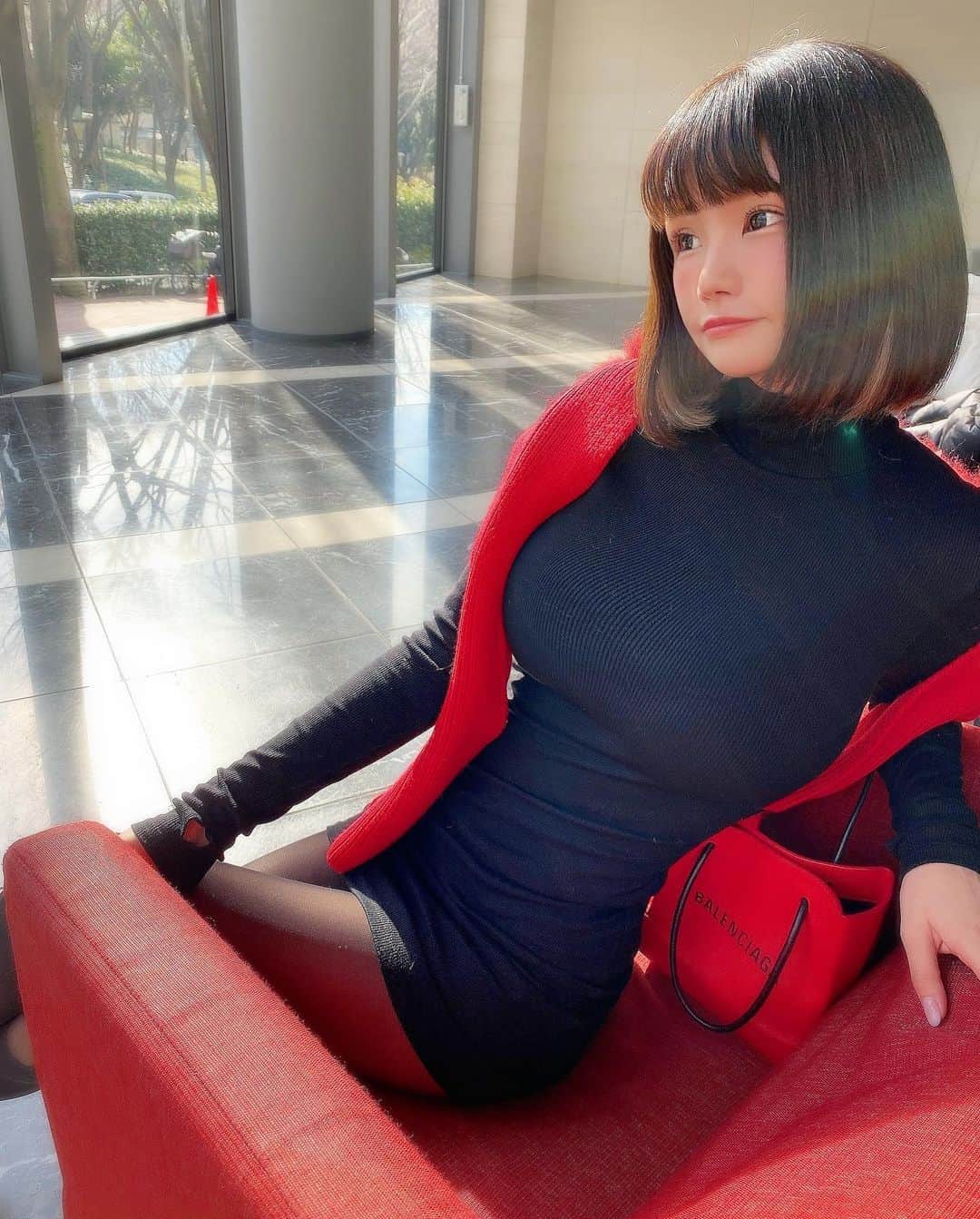 みもれもんさんのインスタグラム写真 - (みもれもんInstagram)「・ ・ こんばんはぁ🍋 今日は暖かかったから真っ黒の タイトワンピを着てみました👗💓 赤いマフラーとバッグがポイントだよ🟥 ・ ・ #みもれもん #インスタグラビア #カメラ #ショートヘア #ボブ #粉我 #泳衣 #性感 #内衣 #Japan #日本女孩 #fashion #balenciaga」1月25日 20時37分 - mimore_mon0929