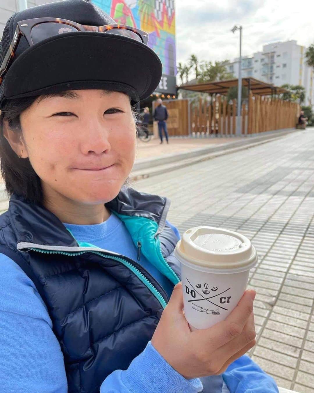 與那嶺恵理のインスタグラム：「Monday ☀️ Rest day ☕️  This is how happy I am 😊  . . Finally go into good wave in my last week training block, so looking forward to next block 🤘🏻  Then, at first taking good rest & recovery ☕️  . . New week, Fresh mind 💙 #今日のエリさん　#coffeeaddict」