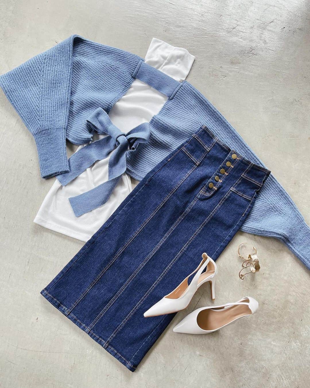 デュラスアンビエントのインスタグラム：「JANUARY NEW ARRIVAL ▫️ 𝗕𝗮𝗰𝗸 𝗿𝗶𝗯𝗯𝗼𝗻 𝗱𝗲𝘀𝗶𝗴𝗻 𝗰𝗮𝗿𝗱𝗶𝗴𝗮𝗻 〈Beige,Blue〉 ショート丈ボレロでさらっと羽織れ、コーデを一気に今っぽくオシャレな印象に。 後ろ姿まで抜かりなく可愛いを演出してくれる万能アイテムです。  ▫️ 𝗣𝗲𝗻𝗰𝗶𝗹 𝗱𝗲𝗻𝗶𝗺 𝘀𝗸𝗶𝗿𝘁 〈Indigo〉S/M タイトシルエットで女っぽさ満点のデニムペンシルスカート。 抜群の伸縮性でボディラインに綺麗にフィット、美しい曲線を描きます。 ウエストボタンはアクセントで縦ラインを強調、ハイウエスト仕様で脚長効果も抜群です。  _____________________________________ www.ambient-online.com @ambientofficial @ambient_ariake @ambient_yurakucho @ambient.opa #アンビエント#ambient_official  #coordinate #styling #21SS #chic」