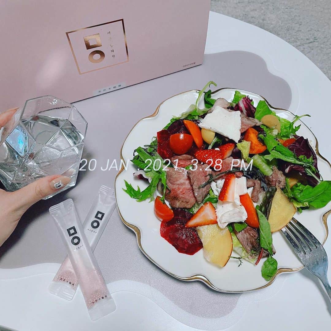 natsu_772のインスタグラム：「2021年はお食事、運動、睡眠、美容、 さらにパワーUP出来る様にしたいな💕  今年はインナー美容をもっともっと 頑張りたいと思う😤  お食事は大好きな添加物を控えめにして お野菜メインの食事に切り替えたい...🥦願望  ミオル漢医院の漢方 @mialljp 2週間飲み終わりました〜🍑 むくみも取れてスッキリした きがする！漢方100%なので安全性も確かです☺︎  ボディーメイクはハイライトに 残してるので是非チェックしてみてください💪💕  漢方は、紹介コード『17712』を 伝えると3万ウォン割引or 睡眠カプセル2週間分もらえるので 興味ある方はぜひ！」