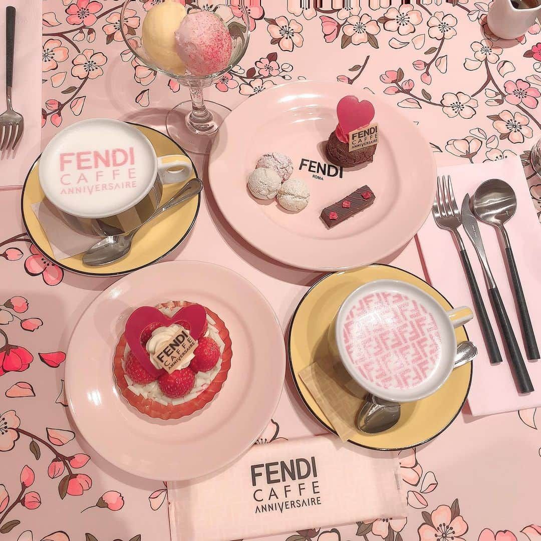 mireiさんのインスタグラム写真 - (mireiInstagram)「. #fendiカフェ の バレンタインメニュー🍫♥︎ ラテアートまでピンク🎀 . #表参道カフェ #バレンタイン #アニヴェルセル #カフェ巡り」1月25日 20時33分 - mirei.501