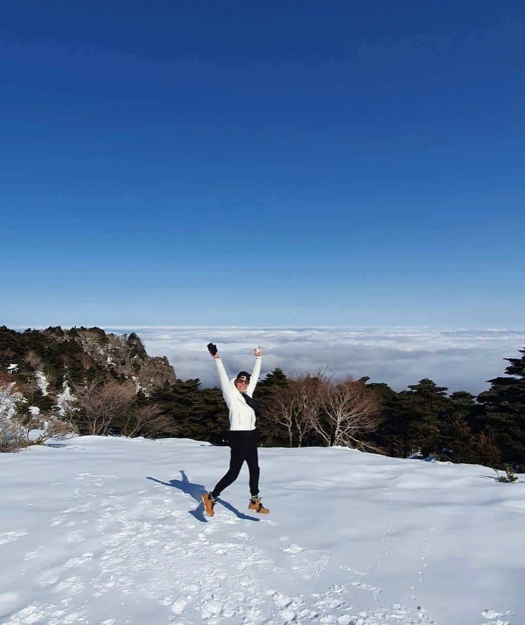 シン・ジフンのインスタグラム：「한라산가서 좋은 기운 받아왔어요  암행어사 파이팅~~!!!  오늘도 본방사수!!   #암행어사 #최도관」