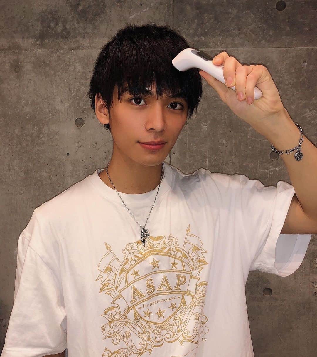 岡田隆之介のインスタグラム：「今日も平熱、健康第一✊笑顔が1番😄 . . . . . .  #instagood #instalike #like4like #like #ootd #ootn #followme   #モデル #サロモ #サロンモデル #メンズファッション #ファッション #お洒落さんと繋がりたい #韓国好きな人と繋がりたい #ファインダー越しの私の世界 #フォロミー  #いいねした人で気になった人フォロー #黒髪 #マッシュ男子 #雰囲気好きな人いいね #雰囲気推してください  #いいね返し #アイドル#gucci」