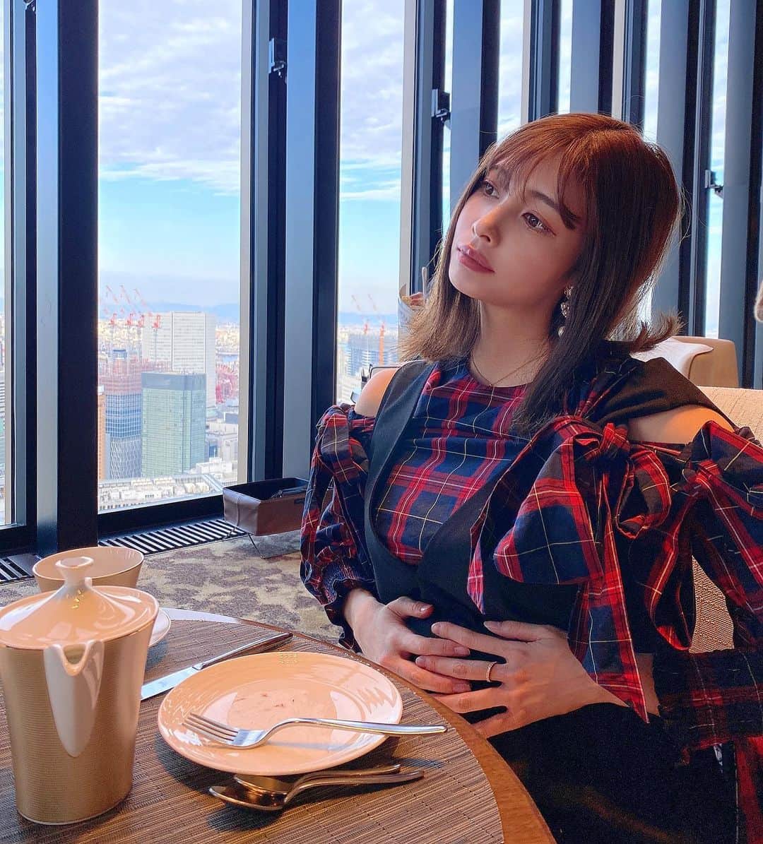 のインスタグラム：「そして写真だけじゃなくもちろん全部 食べちゃう私はフードファイター🍰🐷 #アフタヌーンティー #インスタ映え #それどころかフードファイター #おなパン ・ ・ ・ ・ ・ ・ ・ ・ ・ ・ ・ #大食い#お茶#デザート#おやつ#ランチ#お昼ごはん#スイーツ#コンラッド大阪#大阪カフェ#大阪グルメ#大阪ランチ#大阪スイーツ#カフェ#カフェ巡り#ダイエット#グルメ#食べ歩き#大人可愛い#オトナ女子#チェック#帽子#お洒落カフェ#ホテル#afternoontea#breakfast#foodfight」