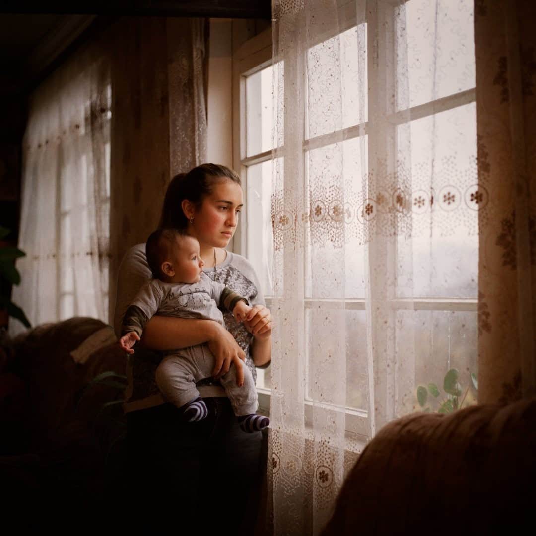 のインスタグラム：「Photo by Anastasia Taylor-Lind @anastasiatl / Lilit Gabrielyan, 19, and her three-month-old son Suren at home in Tbghlu village on November 23, 2020. Lilit's husband, Shura Markosyan, is missing in action in Hadrut. A DNA sample has been taken from the baby in case Shura's remains are found but are unidentifiable.  The war in Nagorno-Karabakh between Azerbaijan and Armenia lasted for six weeks and ended on November 10, 2020, with a Russian-mediated peace deal that left Azerbaijan retaining territory gained during that war and regaining control of districts surrounding Nagorno-Karabakh that Armenia had captured in the 1990s.  This was the first conflict to start during the pandemic, and the overlap of the two crises was deadly. Rates of COVID-19 infection, which had been low, spiralled out of control when the fighting began. I worked together with writer Kristen Chick, and our reporting is published in @natgeo.  This project was supported by the National Geographic Society's Emergency Fund for Journalists. @insidenatgeo #nagornokarabakh」