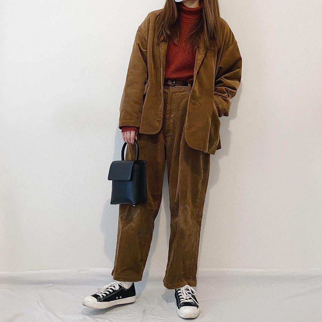 かほこ。さんのインスタグラム写真 - (かほこ。Instagram)「ㅤㅤㅤㅤㅤㅤㅤㅤㅤㅤㅤㅤㅤ ㅤㅤㅤㅤㅤㅤㅤㅤㅤㅤㅤㅤㅤ jacket & pants : #freaksstore knit : #uniqlo belt & bag : #kaleno sneakers : #無印良品 ㅤㅤㅤㅤㅤㅤㅤㅤㅤㅤㅤㅤㅤ ようやく行けた初詣。暖かい日だったのでセットアップで。でも中は極暖着てしっかり暖かかったです✌︎☀︎ ㅤㅤㅤㅤㅤㅤㅤㅤㅤㅤㅤㅤㅤ 白とか黒を合わせることが多かったけど、オレンジも合うかな？と思って。セットアップもニットもメンズのものです👨🏻‍🦱膝ついて生活しちゃうから色ハゲてる ㅤㅤㅤㅤㅤㅤㅤㅤㅤㅤㅤㅤㅤ #kaho_fashion #セットアップ #コーデュロイ #ワイドパンツ #タートルネック #スクエアバッグ #ミニバッグ #スニーカー」1月25日 20時46分 - xxokohakxx