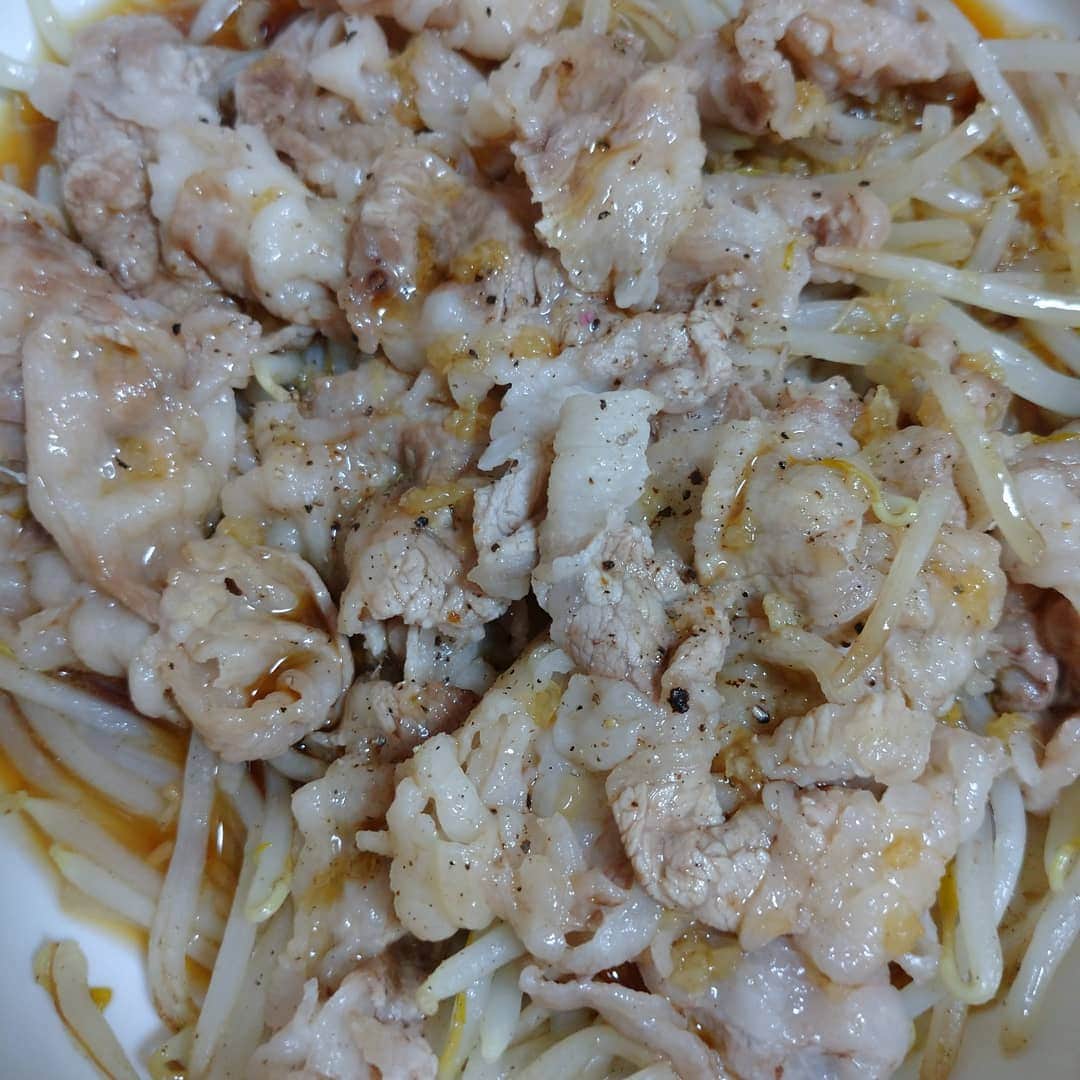 橋本和樹のインスタグラム：「本日のズボラ飯  もやしをバターで炒め、その上に牛肉を敷き蒸し焼き お皿にもってニンニクポン酢  肉団子の味噌キムチ炒め #ズボラ飯 #自炊飯 #ドケチ飯 #プロレスラーが作る飯 #酒飲みの味 #基本茶色 #ポン酢lover」