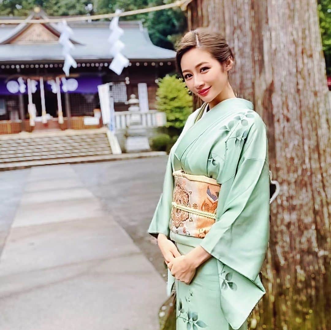 のインスタグラム：「Later gram. When I wore a kimono to my daughters shrine blessing which is customary to do in Japan after 100 days of birth.   過去投稿になるんですが残して欲しいと言うリクエストにお答えして 去年の2月に行ったはなちゃんのお宮参りの際の写真です👘  もう少しで1年経つのね！  びっくり。  お着物は亡き祖母から頂いた家宝です。 大事に大事に、特別な機会に着れた  #着物コーディネート  #着物  #和装 #kimono」