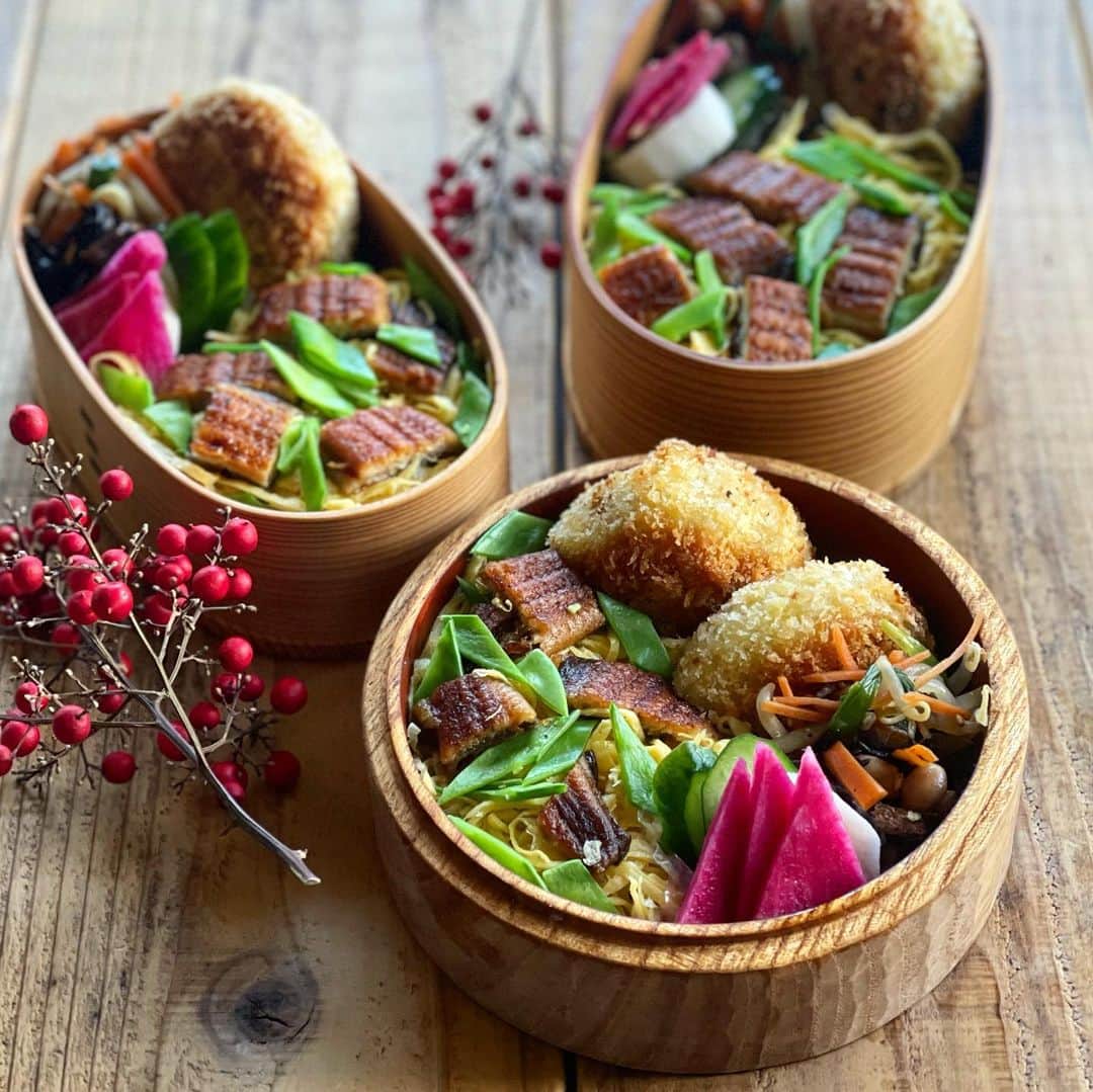 Atsukoのインスタグラム：「今日のお弁当  鰻ちらし おからコロッケ 野菜炒め ヒジキ煮 紅芯大根と胡瓜と長芋の浅漬け  @unahide.2020  うな英さんの鰻で今回は鰻ちらし。 半尾を3人で分けたから鰻少なめだけどそれでも美味しかった😋 おからのリメイクコロッケも美味しくできて満足✨  今日は勉強会で今帰り。 お弁当でたんだけど(しかも焼肉弁当ぽいうまそーなやつ。笑 )マスク外せないからか、その場での飲食禁止でお持ち帰りに😭お腹空いた。 帰って食べるか悩むー😂  #うなぎ#うなぎ蒲焼#三河産うなぎ蒲焼#うなぎ大好き#うな英#楽天ショップ#楽天#美味しいうなぎ#鰻#うなぎ通販#お歳暮#お中元#土用の丑の日#免疫力アップ#スタミナ#贈り物#ギフト#プレゼント」