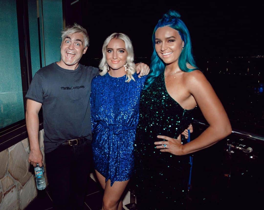 シェパードのインスタグラム：「Moments before being cooked alive on stage in Darwin.」