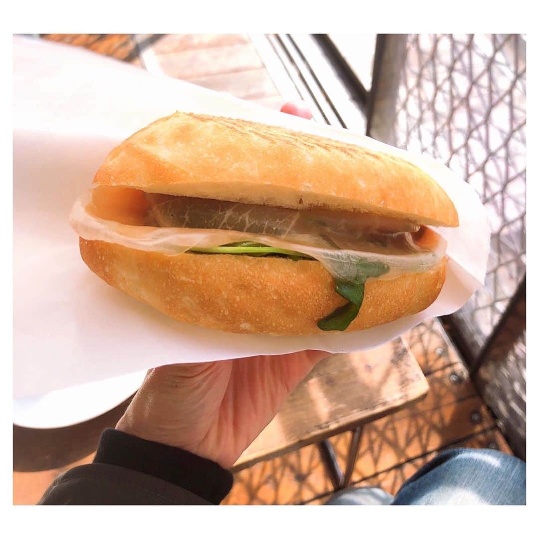 理絵さんのインスタグラム写真 - (理絵Instagram)「オーディション前の腹ごしらえ  パニーニは複数形だから写真のはパニーノなんだよね  でも注文するときはパニーニって言っちゃうね…イタリア行きたいな  もうとっくに忘れているイタリア語をいつかのためにまた勉強しようかな  #panino #パニーノ #パニーニ #カフェラテ #caffellatte #ラテ #tokyo #japan」1月25日 20時54分 - ____rie____