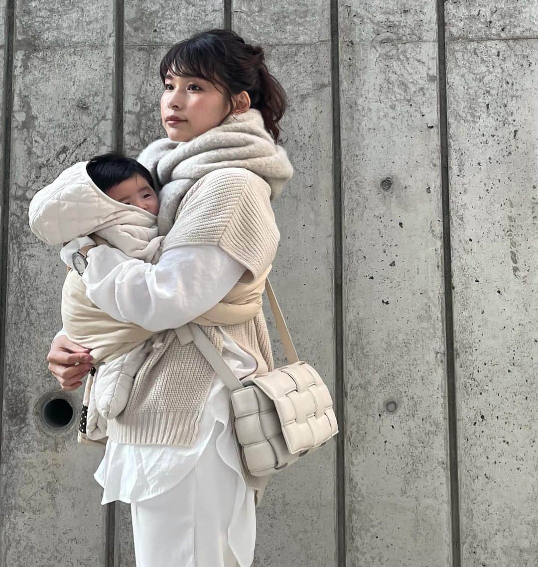 三佐和あやのインスタグラム：「真っ白だった日 ☃️  #ootd #code  #ママ  top ... @titivatejp / @zara  bottom ... @grl_official  pumps ... @zozotown  Bag ... @newbottega  Accessories... @milaowen_official  Watch ... @mavenjapan   #ベビー服  @akachanhonpo   #白 #白コーデ #whitefashion #冬コーデ  #きょコ #いつコ  #シンプルコーデ  #大人カジュアル  #ファッション #お洒落  #30代コーデ#grl #グレイル#ボッテガヴェネタ」