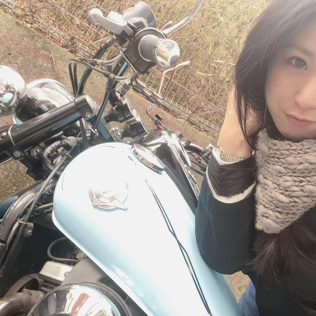 宇田恵菜さんのインスタグラム写真 - (宇田恵菜Instagram)「🏍🏍🏍 今年もバイクに乗りまくるよ☺️ 今年こそ東北1周したい！  --------------------------------- #motorbike #道後温泉 motorcycle #drifter #vulcan #mybike #ridding #womanrider #vulcandrifter #kawasaki #rider #バルカン #ドリフター #イザベラ #女性ライダー #バイカー #マイバイク #kawasaki #kawasakivulcan #kawasakigirl #バルカンドリフター #恵菜バイク  #28歳 #誕生日 #10月27日 #バイク女子 #カワサキ女子 #バイク好き #actresslife #女優　#愛媛出身」1月25日 20時54分 - ena2727