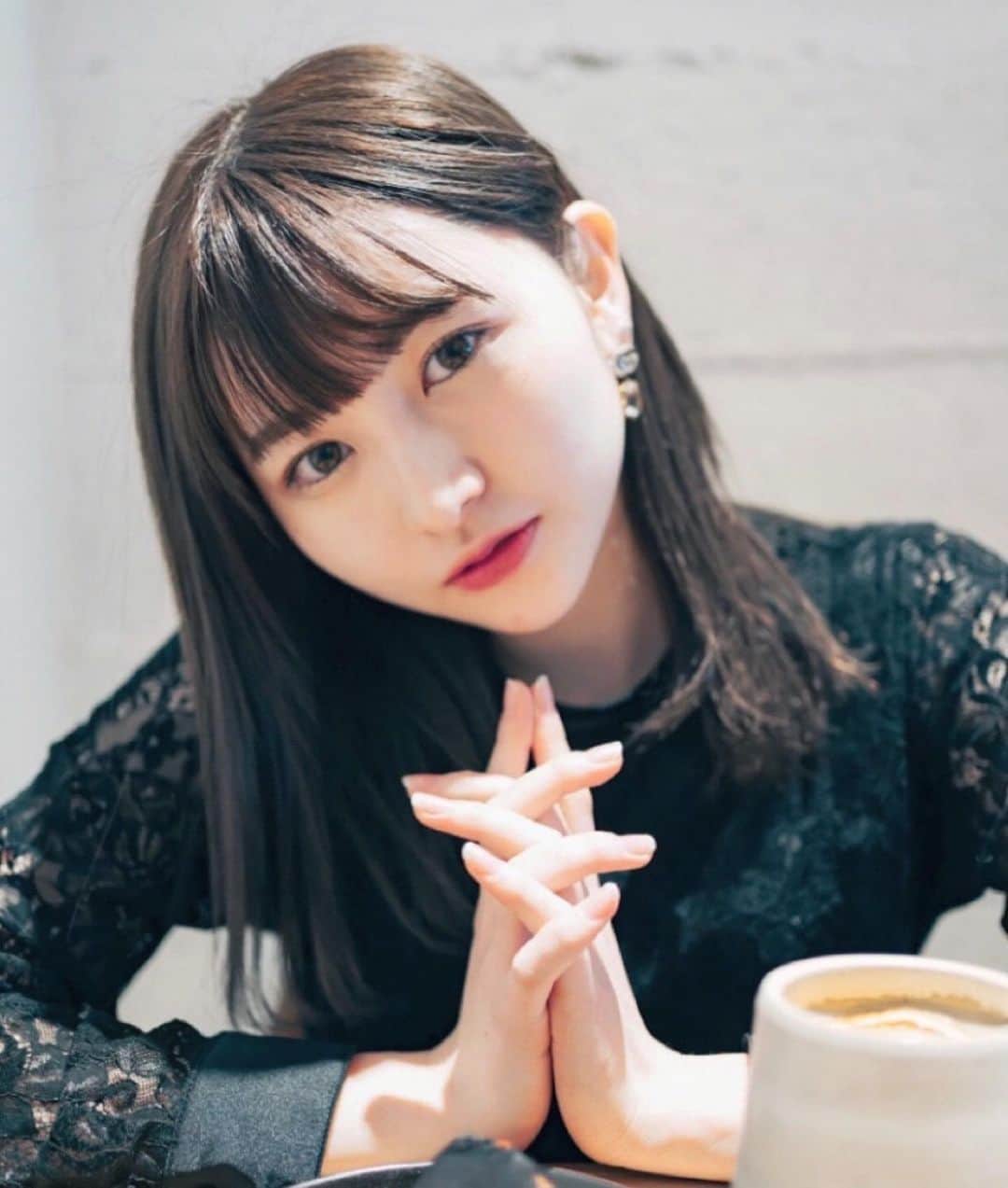 のインスタグラム：「今週も頑張りましょ(๑˃̵ᴗ˂̵)！ 前にカフェ行った時の写真🤳 ﻿ 黒ワンピ: @grl_official」
