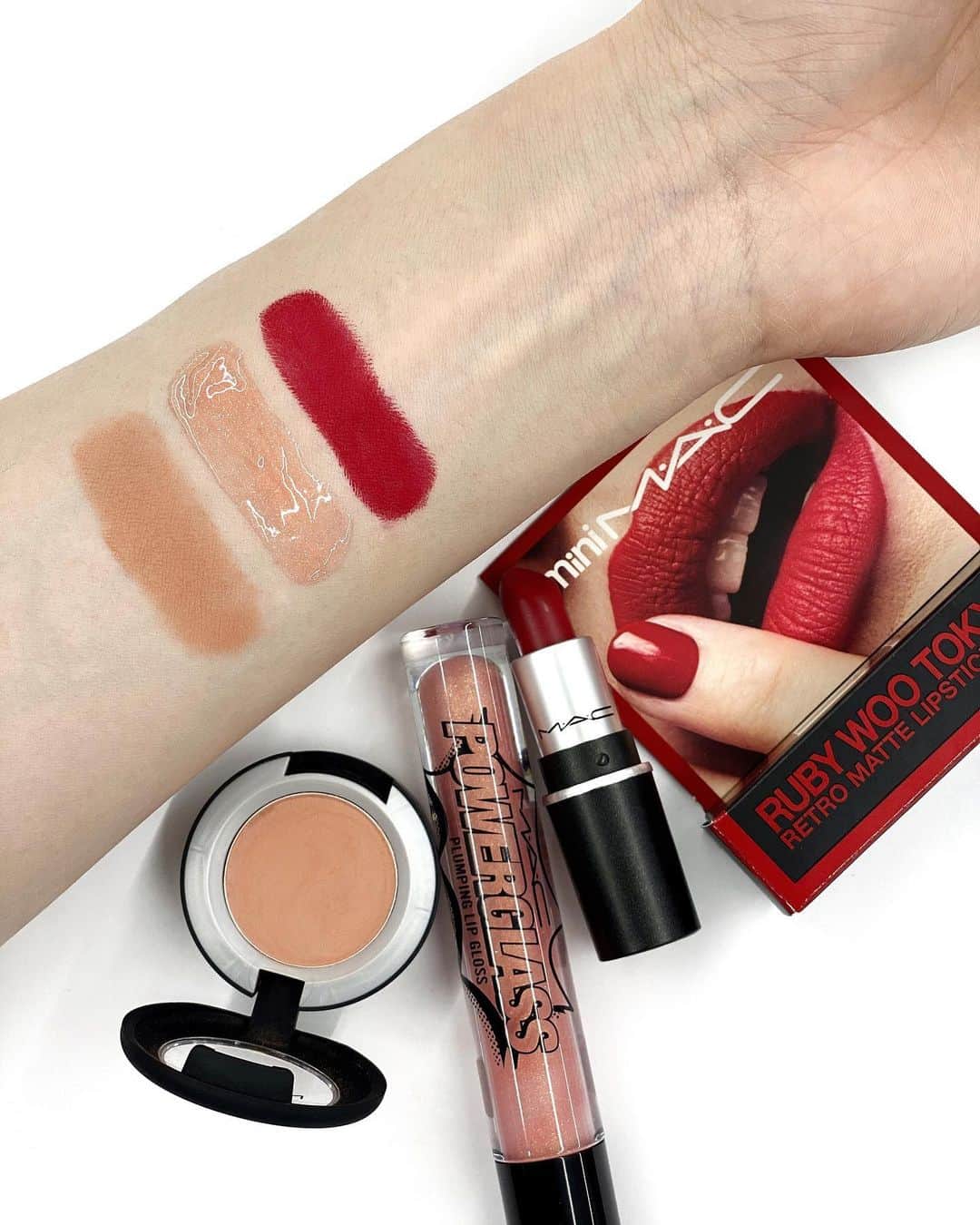 M∙A∙C Cosmetics Japanのインスタグラム：「【発売まであと5日！】 公式オンラインショップ限定、バレンタインのスペシャルキットが登場！メイクルックは2枚目をチェック👉✨ ㅤ バレンタインデーにぴったりのアイテムがそろいます。お友だちやご家族へのギフトとしてもおすすめ💝 ㅤ ■バレンタインデー リップ＆アイ ミニキット（LIKE YOU）税込6,490円（約1,650円お得） ㅤ キット内容： パワーガラス プランピング リップ グロス ジー, ザッツ スウェル! 【現品】 パウダー キス アイシャドウ マイ トゥイーディ 【現品】 リップスティック ルビー ウー トーキョー 1.8g 【現品】」