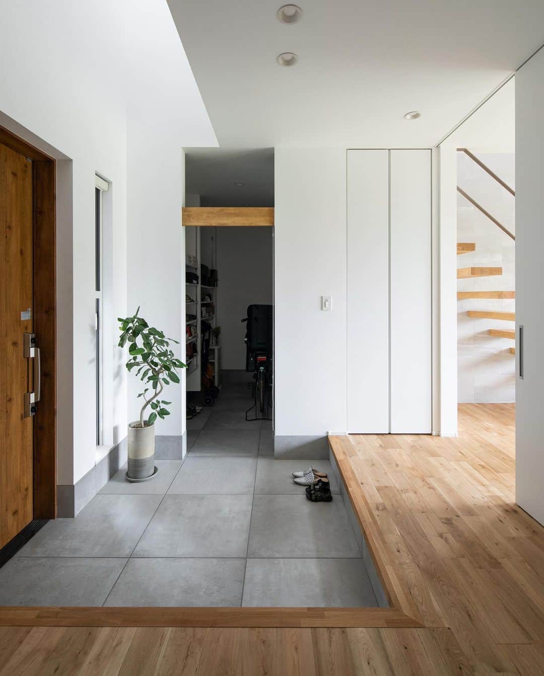 ルポハウス一級建築士事務所さんのインスタグラム写真 - (ルポハウス一級建築士事務所Instagram)「・ ・ ・ 吹き抜けからの柔らかな光がもれる、ゆったり感が気持ちいい玄関土間。 ・ シューズクロークには木板のカーテンボックスを設え、仕切りを可能にしています。 ・ ・ ・ 𓐌𓐌𓐌𓐌𓐌𓐌𓐌𓐌𓐌𓐌𓐌𓐌𓐌𓐌𓐌𓐌𓐌𓐌  ルポハウスの施工事例はこちらまで☞ @reposhouse  𓐌𓐌𓐌𓐌𓐌𓐌𓐌𓐌𓐌𓐌𓐌𓐌𓐌𓐌𓐌𓐌𓐌𓐌 #ルポハウス は#ちょっとかっこいい家 を"友人のために" という思いでつくっています。 一生に一度の#マイホーム。 「あなたにしかできない」×「ルポハウスだからできる」で、 私たちだけの#家づくり を思いっきり楽しんでみませんか？！ ・ ・ ・ #住宅 #注文住宅 #新築一戸建て #デザイナーズ住宅  #一級建築士事務所 #設計事務所 #滋賀県の設計事務所 #myhome #instahouse #design #instahome #myhouseidea #玄関インテリア #名古屋モザイクタイル #コットメント #600角タイル #シューズクローゼット #シューズクローク #玄関収納 #インテリアグリーン #無垢床 #ナラ床」1月25日 20時50分 - reposhouse