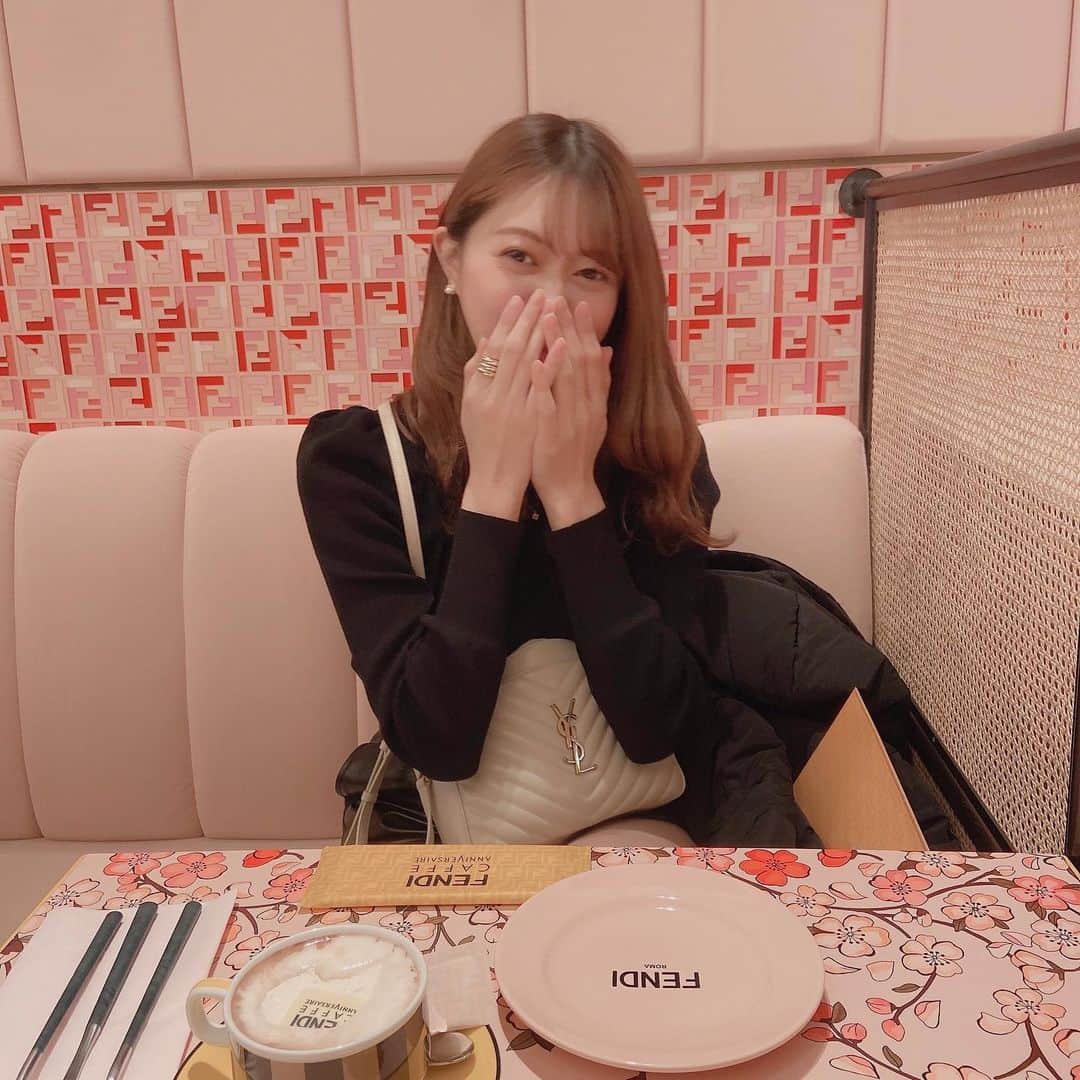 末次愛梨のインスタグラム：「FENDIカフェ🤍 終わる前に行けてよかった！ ミーハーと思われようが行きたかった場所w 普段はカフェ無縁だけど🤣  可愛かったな〜😍 ラテアートのも頼めばよかった🥺💦  #FENDI#fendicafe#cafe#caffee#lunch#teatime#フェンディ#FENDIカフェ#ラテアート#カフェスタグラム」