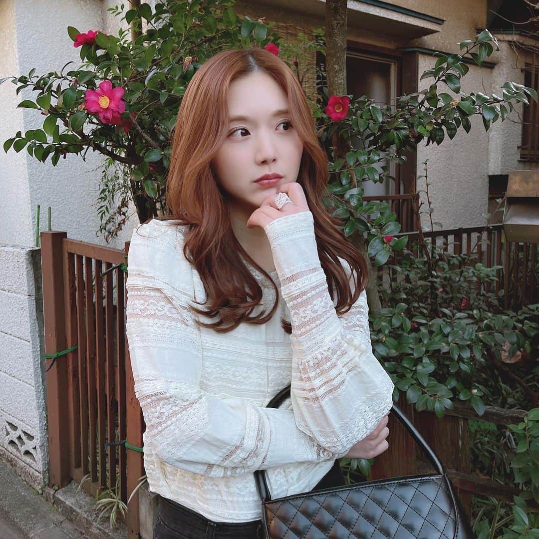 のインスタグラム：「👸💎 ㅤㅤㅤㅤㅤㅤㅤㅤㅤㅤㅤㅤㅤ 春服の準備、みんなできた？🤭🌷 最近薄いお洋服ばっかりきてる🤧🤣 そして、そろそろエクステ外しちゃうかもかも🥺 ㅤㅤㅤㅤㅤㅤㅤㅤㅤㅤㅤㅤㅤ #spring #springday #fashion #ootd #koreanfashion #봄옷 #브라우스 #봄코디 #희영 #エクステ #プルエクステ #ひよん #春服 #春コーデ #白ブラウス #ブラウス」