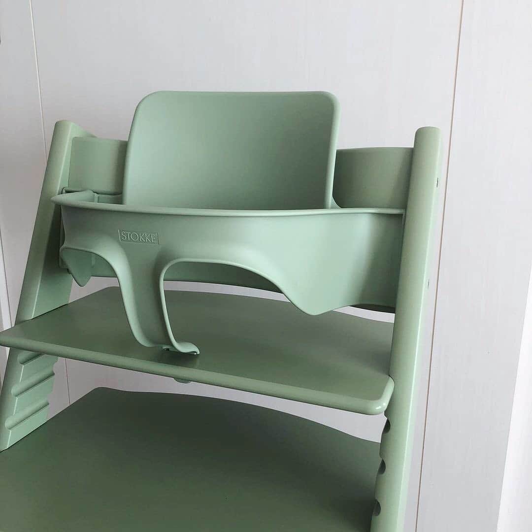 Stokke Japanさんのインスタグラム写真 - (Stokke JapanInstagram)「トリップ トラップの色のご紹介、8回目はモスグリーンです。⠀ ⠀ 【トリップ トラップ モスグリーン】⠀ 「モス」とは苔のこと。日本では苔というと少し渋いイメージですが、北欧の厳しい自然の中では、苔も春の訪れを知らせる明るいサインだそうです。淡いパステル調のグリーンは、ナチュラルな雰囲気のインテリアに馴染みます。やわらかなアクセントカラーとしてもぴったり。ジェンダー問わず使えます。表面は木目の見えない、ツヤのある塗装です。⠀ ⠀ 📷1: @moootsu____13 ⠀ 📷2: @___supu.ouchi⠀ 📷3: セレーヌピンク・モスグリーン・ソフトミントの3色展示。どれが好きですか？⠀ 📷4: 公式製品写真⠀ ⠀ 次回のご紹介は2020年春に発売された人気色「ソフトミント」の予定です。⠀ ⠀ #ストッケ #トリップトラップ」1月25日 20時52分 - stokkejapan