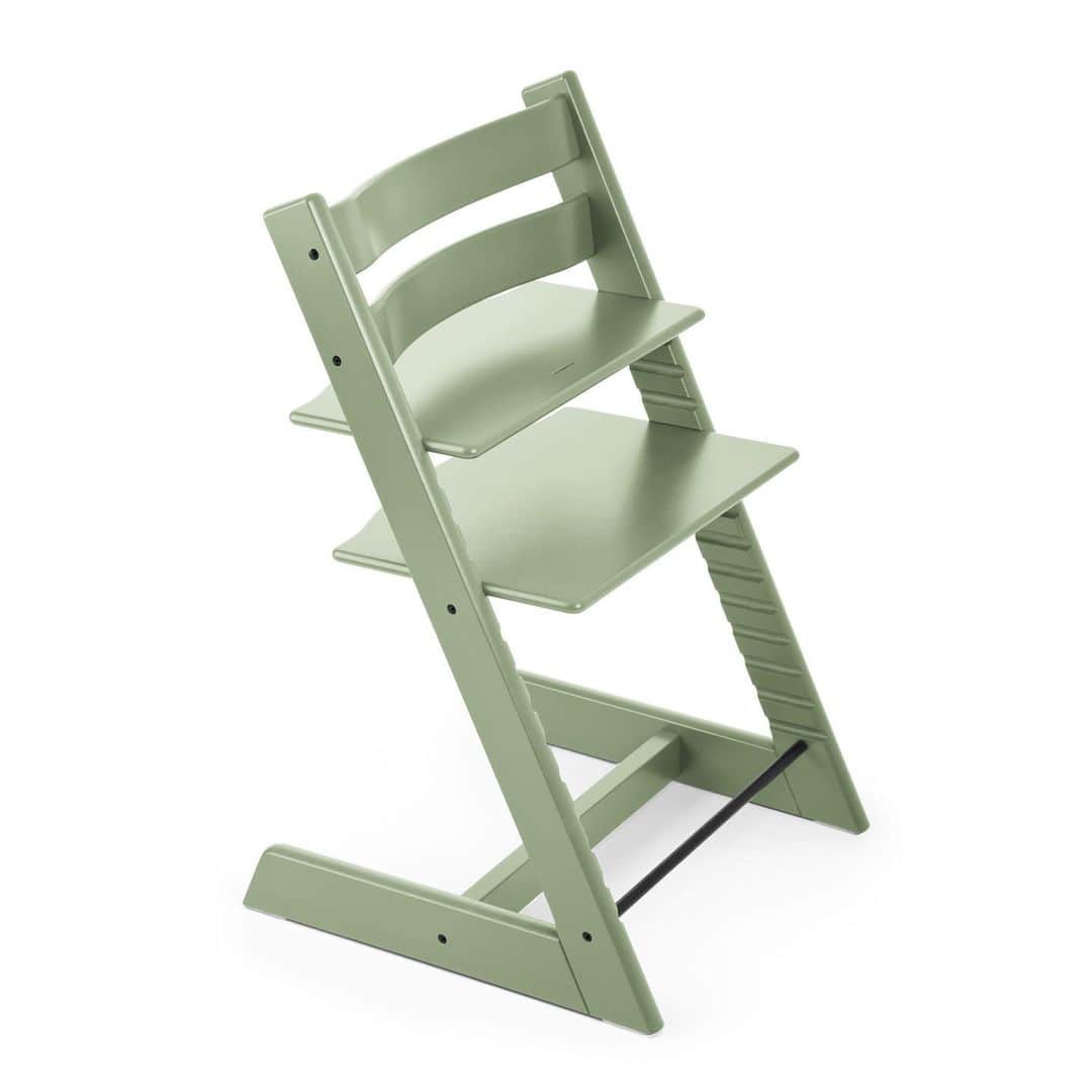 Stokke Japanさんのインスタグラム写真 - (Stokke JapanInstagram)「トリップ トラップの色のご紹介、8回目はモスグリーンです。⠀ ⠀ 【トリップ トラップ モスグリーン】⠀ 「モス」とは苔のこと。日本では苔というと少し渋いイメージですが、北欧の厳しい自然の中では、苔も春の訪れを知らせる明るいサインだそうです。淡いパステル調のグリーンは、ナチュラルな雰囲気のインテリアに馴染みます。やわらかなアクセントカラーとしてもぴったり。ジェンダー問わず使えます。表面は木目の見えない、ツヤのある塗装です。⠀ ⠀ 📷1: @moootsu____13 ⠀ 📷2: @___supu.ouchi⠀ 📷3: セレーヌピンク・モスグリーン・ソフトミントの3色展示。どれが好きですか？⠀ 📷4: 公式製品写真⠀ ⠀ 次回のご紹介は2020年春に発売された人気色「ソフトミント」の予定です。⠀ ⠀ #ストッケ #トリップトラップ」1月25日 20時52分 - stokkejapan