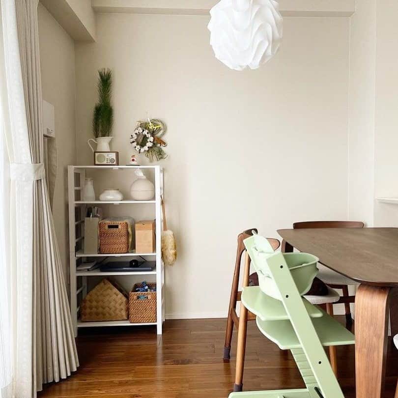 Stokke Japanさんのインスタグラム写真 - (Stokke JapanInstagram)「トリップ トラップの色のご紹介、8回目はモスグリーンです。⠀ ⠀ 【トリップ トラップ モスグリーン】⠀ 「モス」とは苔のこと。日本では苔というと少し渋いイメージですが、北欧の厳しい自然の中では、苔も春の訪れを知らせる明るいサインだそうです。淡いパステル調のグリーンは、ナチュラルな雰囲気のインテリアに馴染みます。やわらかなアクセントカラーとしてもぴったり。ジェンダー問わず使えます。表面は木目の見えない、ツヤのある塗装です。⠀ ⠀ 📷1: @moootsu____13 ⠀ 📷2: @___supu.ouchi⠀ 📷3: セレーヌピンク・モスグリーン・ソフトミントの3色展示。どれが好きですか？⠀ 📷4: 公式製品写真⠀ ⠀ 次回のご紹介は2020年春に発売された人気色「ソフトミント」の予定です。⠀ ⠀ #ストッケ #トリップトラップ」1月25日 20時52分 - stokkejapan