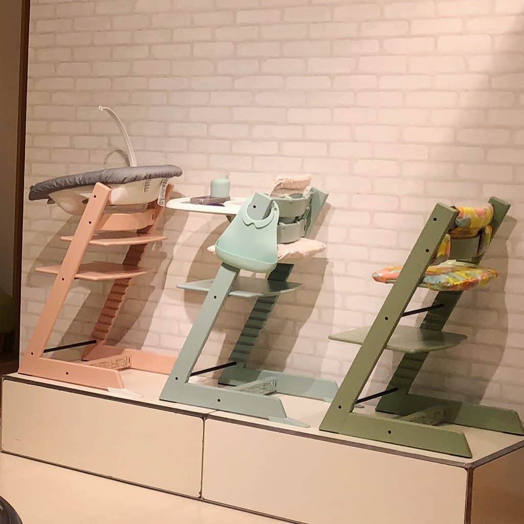 Stokke Japanさんのインスタグラム写真 - (Stokke JapanInstagram)「トリップ トラップの色のご紹介、8回目はモスグリーンです。⠀ ⠀ 【トリップ トラップ モスグリーン】⠀ 「モス」とは苔のこと。日本では苔というと少し渋いイメージですが、北欧の厳しい自然の中では、苔も春の訪れを知らせる明るいサインだそうです。淡いパステル調のグリーンは、ナチュラルな雰囲気のインテリアに馴染みます。やわらかなアクセントカラーとしてもぴったり。ジェンダー問わず使えます。表面は木目の見えない、ツヤのある塗装です。⠀ ⠀ 📷1: @moootsu____13 ⠀ 📷2: @___supu.ouchi⠀ 📷3: セレーヌピンク・モスグリーン・ソフトミントの3色展示。どれが好きですか？⠀ 📷4: 公式製品写真⠀ ⠀ 次回のご紹介は2020年春に発売された人気色「ソフトミント」の予定です。⠀ ⠀ #ストッケ #トリップトラップ」1月25日 20時52分 - stokkejapan